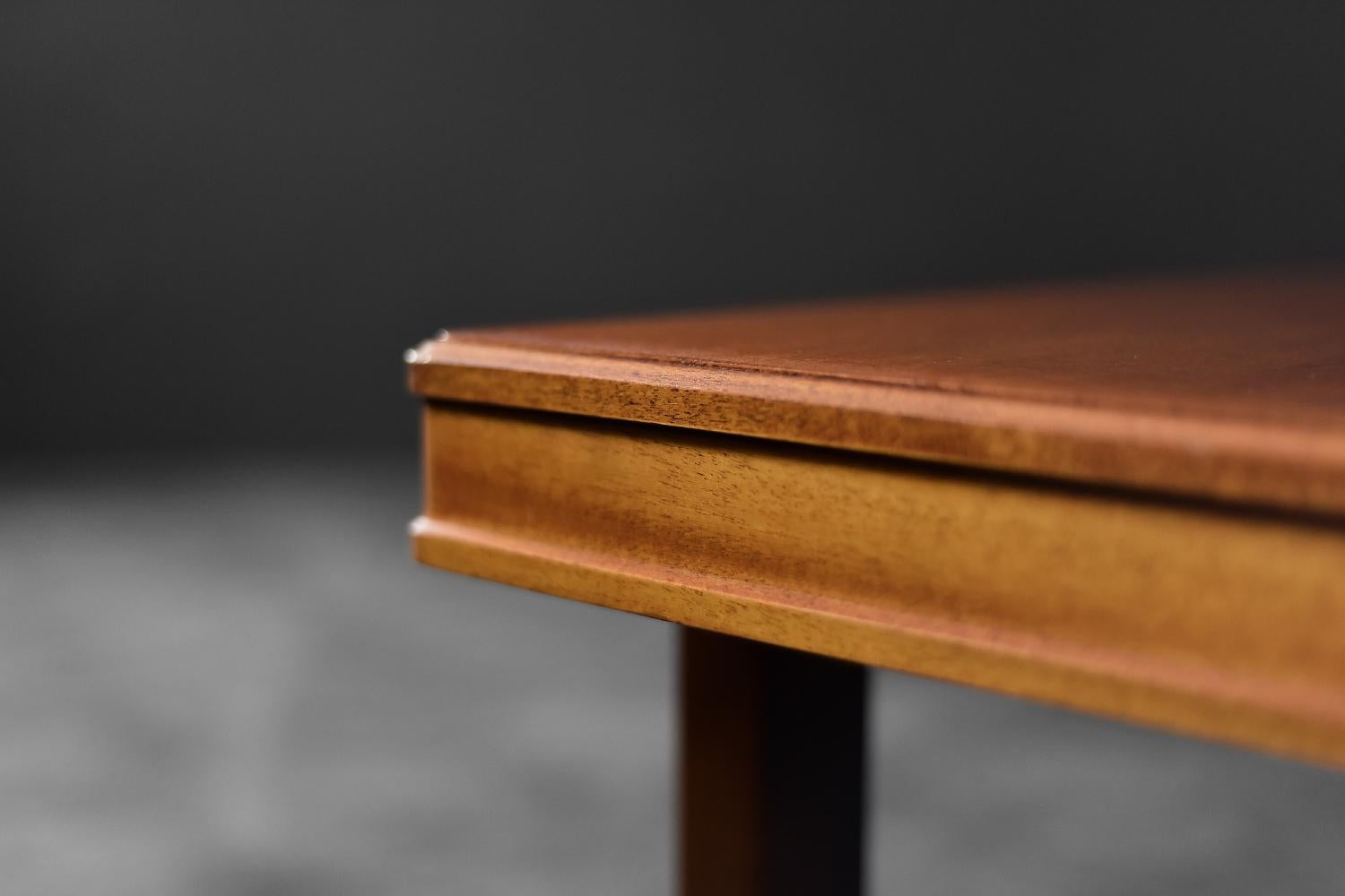 Acajou Vintage Mid-Century Scandinavian Modern Mahogany Coffee Table by Tranås, 1950s en vente