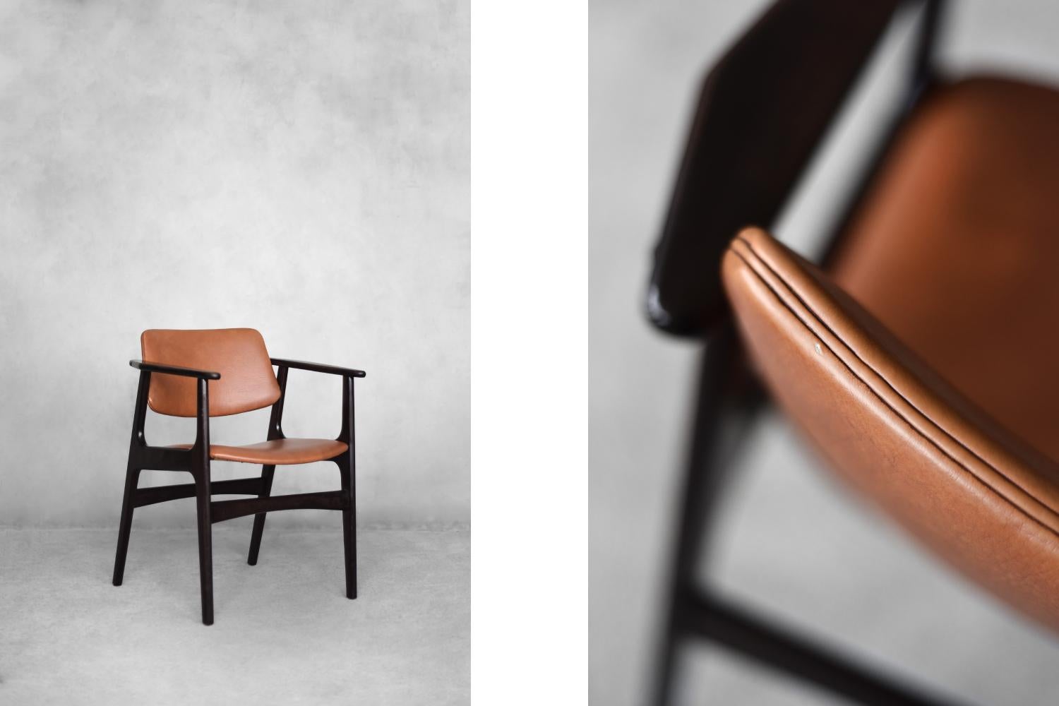 Questa sedia da ufficio modernista è stata realizzata in Danimarca negli anni Sessanta. L'elegante cornice è realizzata in legno di mogano in una tonalità di cioccolato scuro. L'ampio schienale e la spaziosa seduta sono rivestiti in pelle sintetica