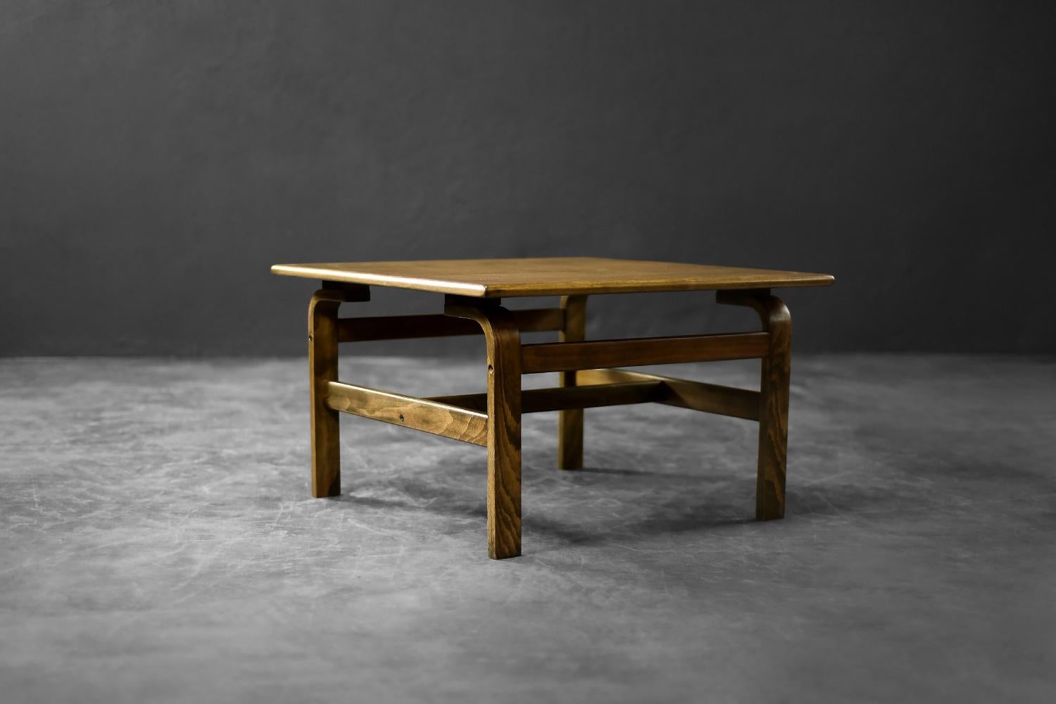 Der sehr seltene Couchtisch mit einer starken, modernistischen Form. Es wurde von Karl Erik Ekselius für J.O. entworfen. Carlsson in Schweden in den 1960er Jahren. Der geometrische Tisch ist aus hellem Eichenholz gefertigt, das als königliches Holz