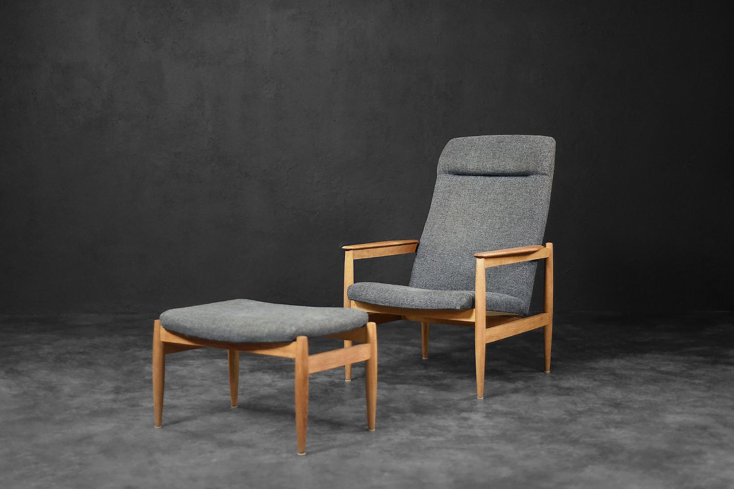 Ce fauteuil Carlton moderniste avec pouf a été produit par la société suédoise IKEA en 1963. Il s'agit d'un modèle avec un haut dossier. Le cadre est en bois de chêne dans une teinte claire. Le haut dossier est légèrement incliné, ce qui affecte le
