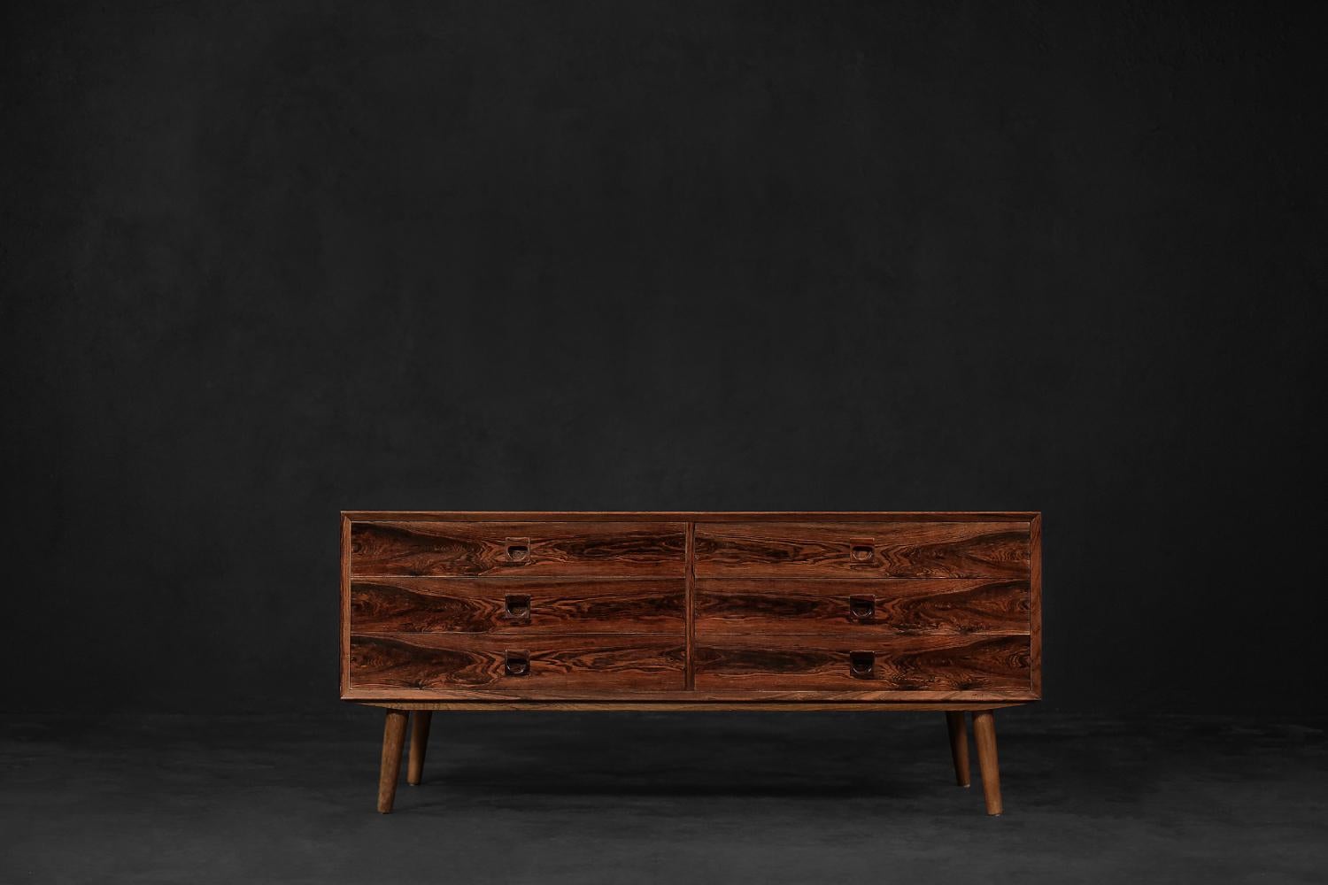 This low chest of drawers was designed during the 1960s by Erik Brouer for the Danish manufacturer Brouer Møbelfabrik. It is finished of precious rosewood wood characterized by rich graining and a deep shade of brown. The cabinet has six wide