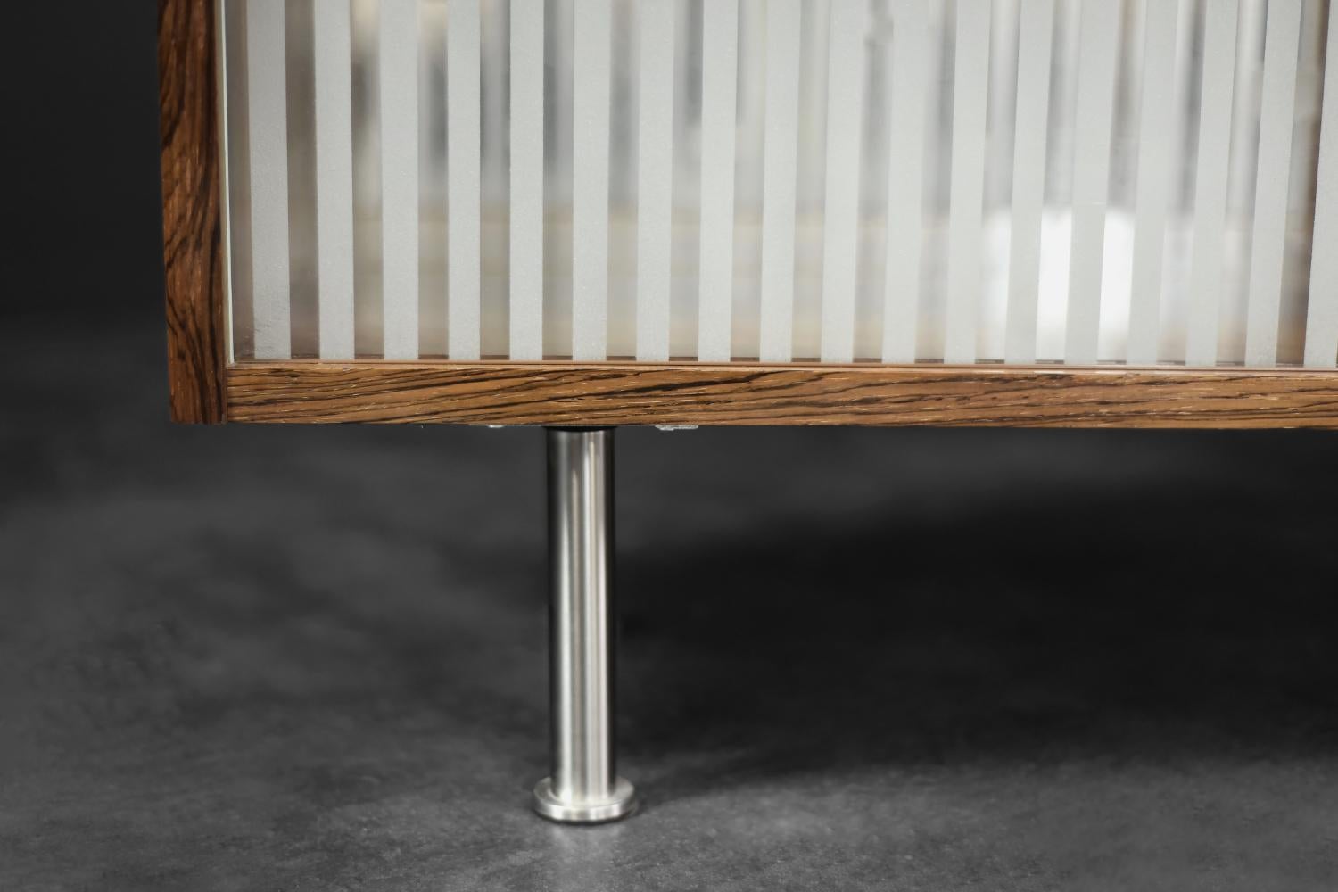Tablero alto vintage escandinavo moderno de mediados de siglo con cristal, años 60 en venta 4