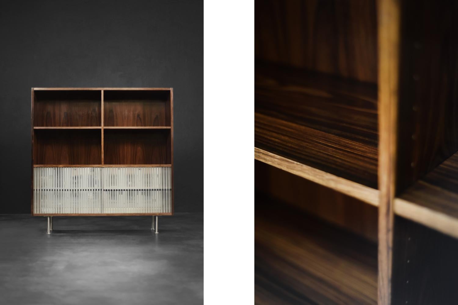Este tablero alto se fabricó en Dinamarca en la década de 1960. De palisandro noble. El color oscuro combina perfectamente con el rico veteado. El tablero alto tiene cuatro estantes, cuya altura se puede ajustar. El armario está detrás de las