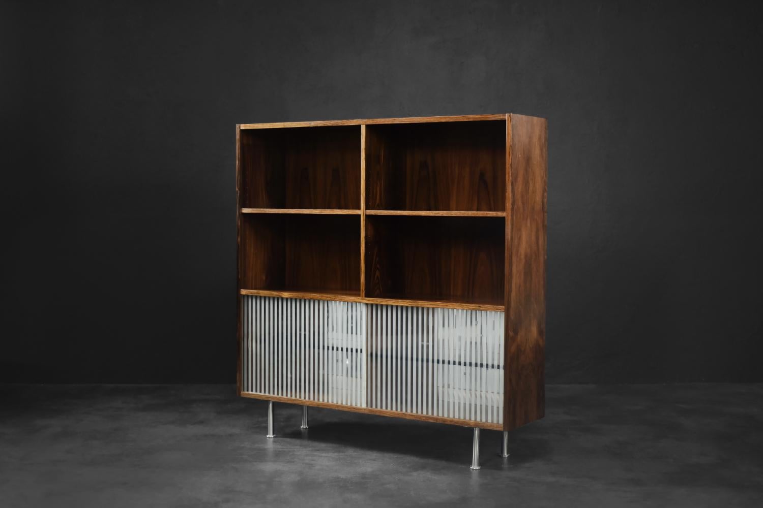 Tablero alto vintage escandinavo moderno de mediados de siglo con cristal, años 60 en Bueno estado para la venta en Warszawa, Mazowieckie