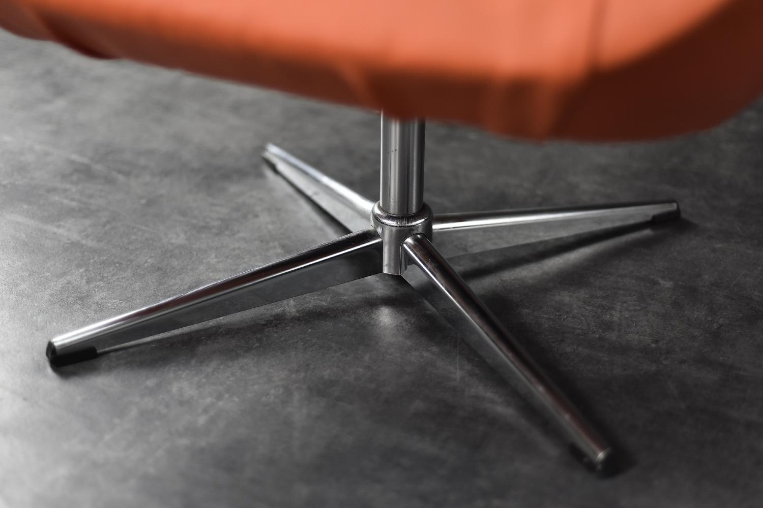 Poltrona girevole arancione vintage di metà secolo The Modern Scandinavian, anni '60 in vendita 2