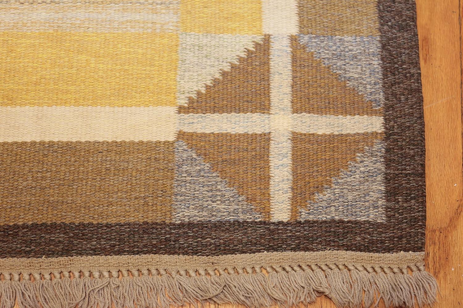 Vintage Swedish Kilim, Origin: Sweden, Circa: Mid-20th Century. Size: 5 ft 2 in x 8 ft (1.57 m x 2.44 m)

