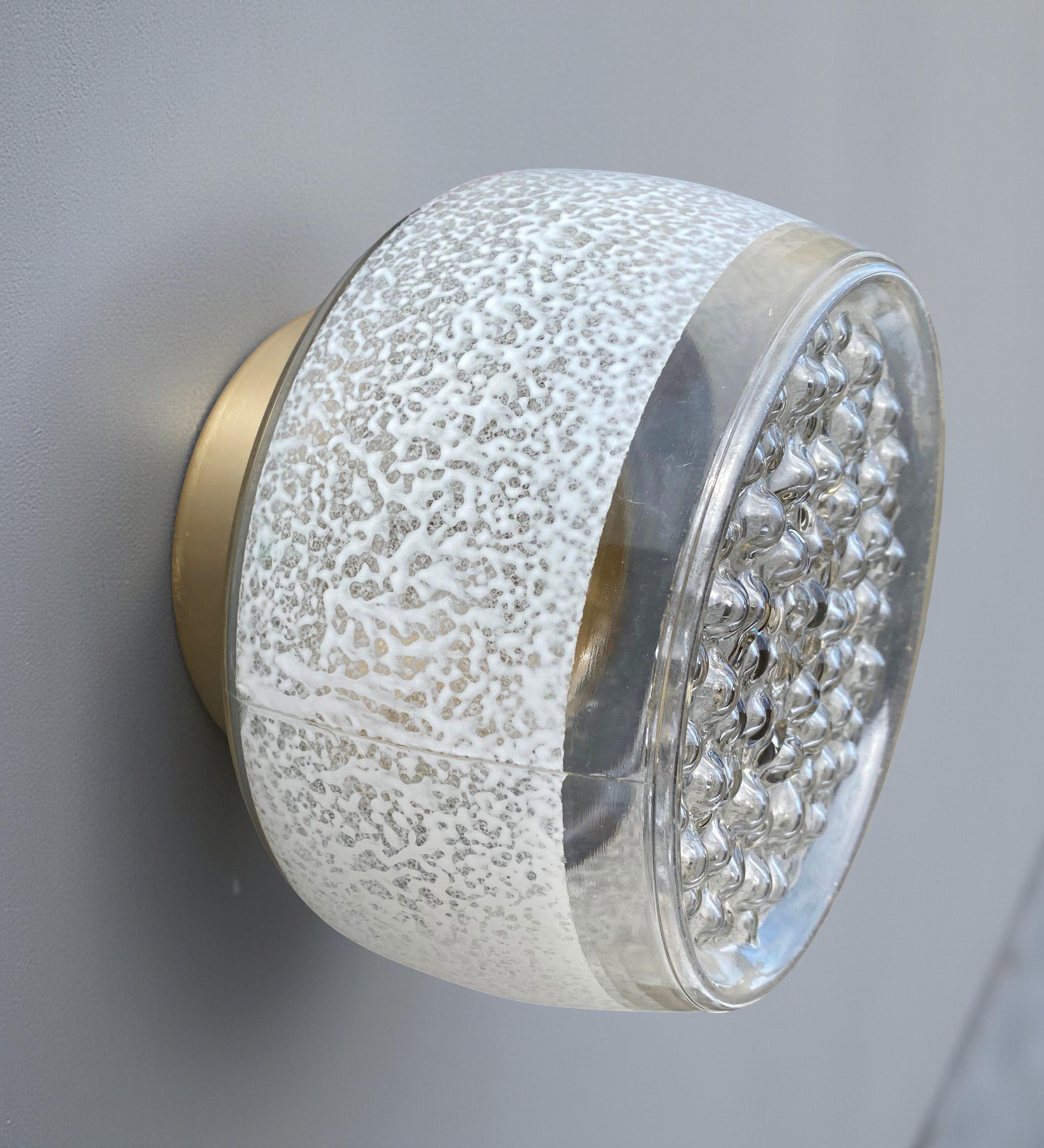 La antigua empresa de Alemania Oriental VEB Görlitz producía una línea de lámparas diversas para todo tipo de uso, desde doméstico hasta industrial. Este empotrable es uno de los productos de este 