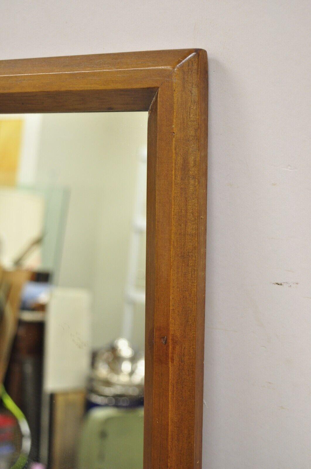 XX secolo Specchio da parete grande rettangolare in legno di noce scolpito della metà del secolo scorso in vendita