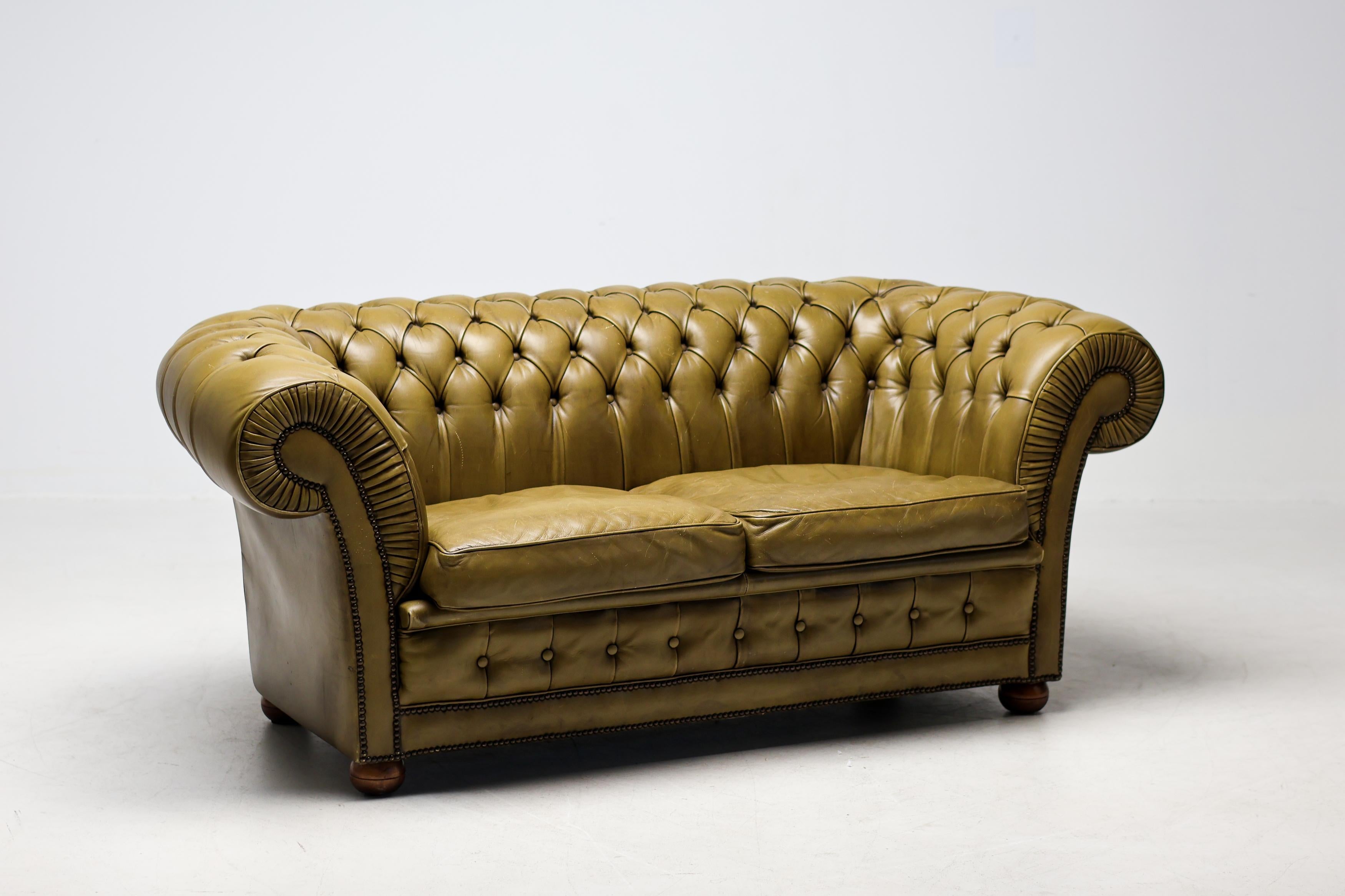 Vintage Mid Century Seafoam Green Leather Chesterfield Sofa In Good Condition For Sale In Dronten, NL