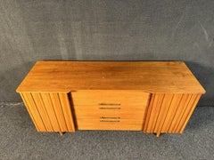 Mid-Century-Sideboard „Space“-Serie aus Nussbaumholz von Young Manufacturing