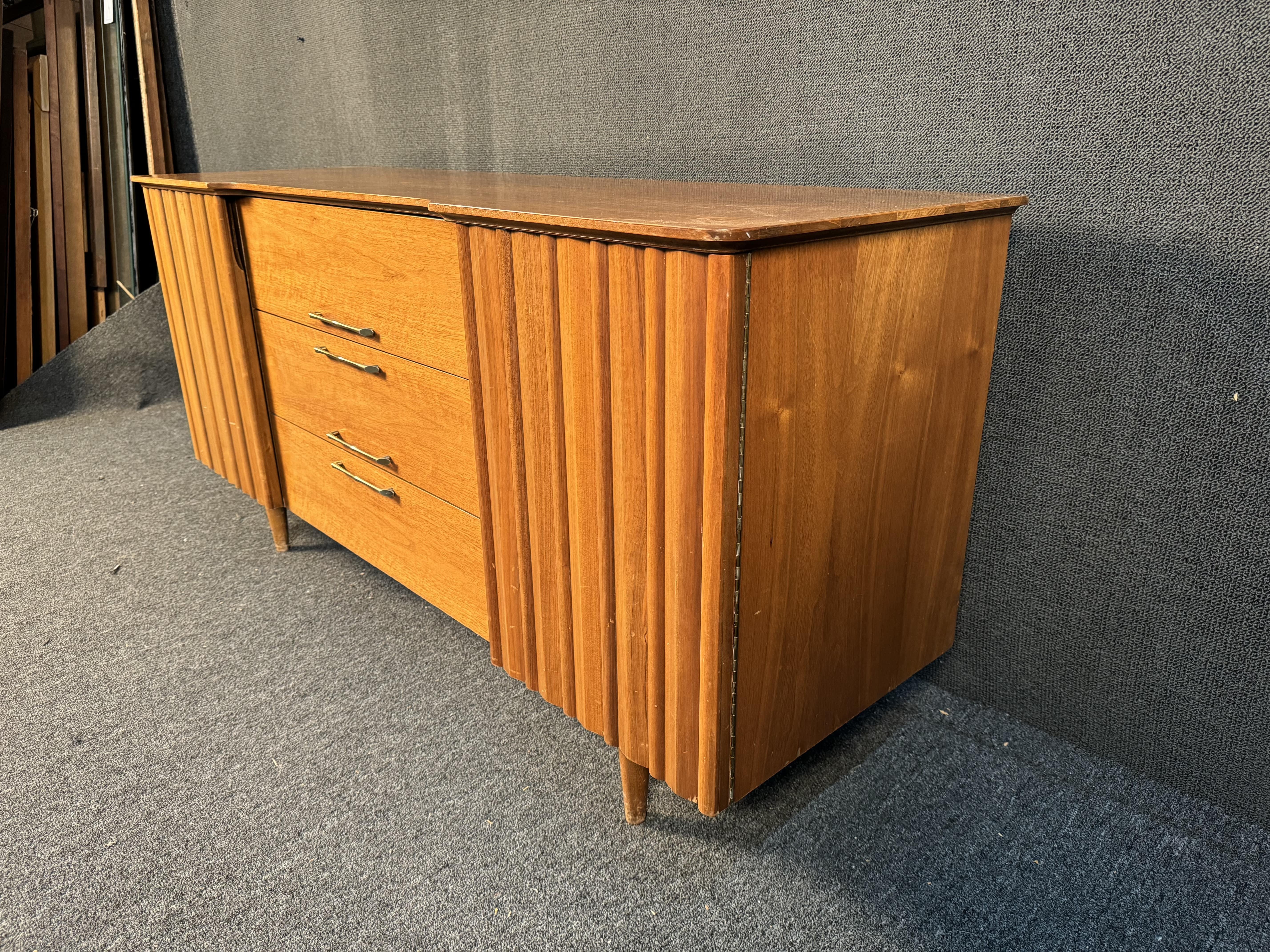 Mid-Century Modern Buffet en noyer du milieu du siècle de la série 