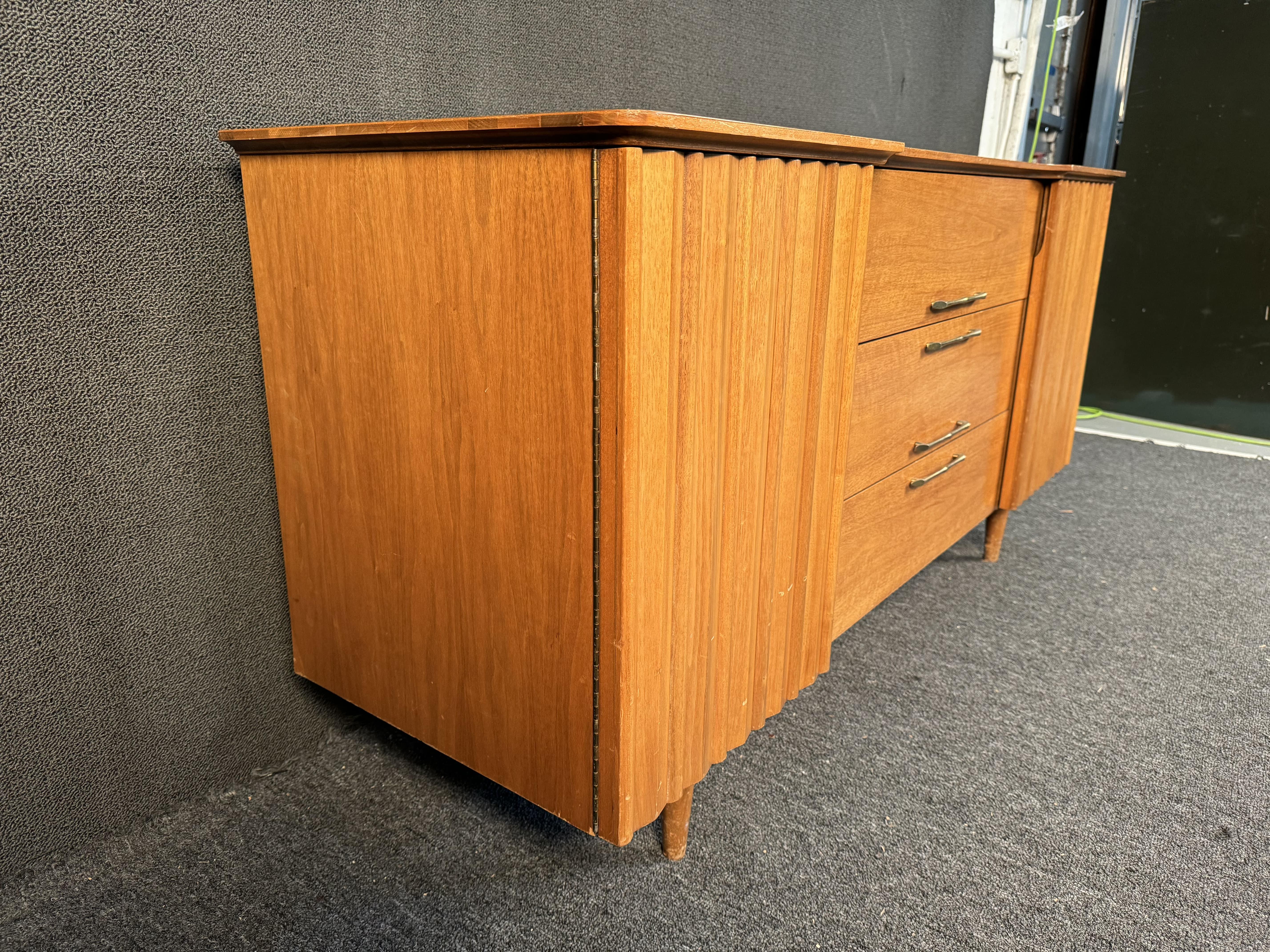 Buffet en noyer du milieu du siècle de la série 