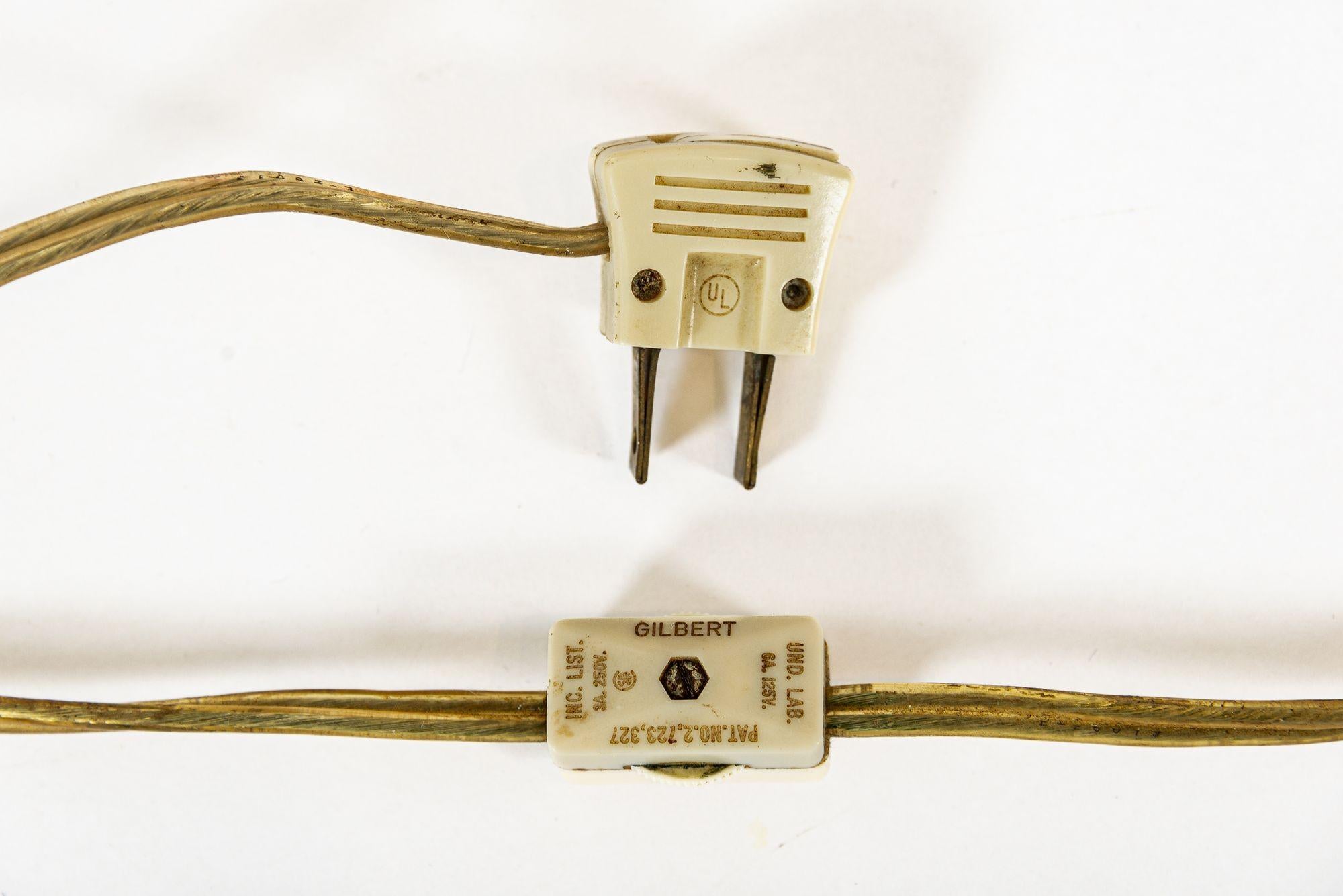 Lampada da tavolo vintage di metà secolo con paralume acrilico bianco e argento in vendita 3