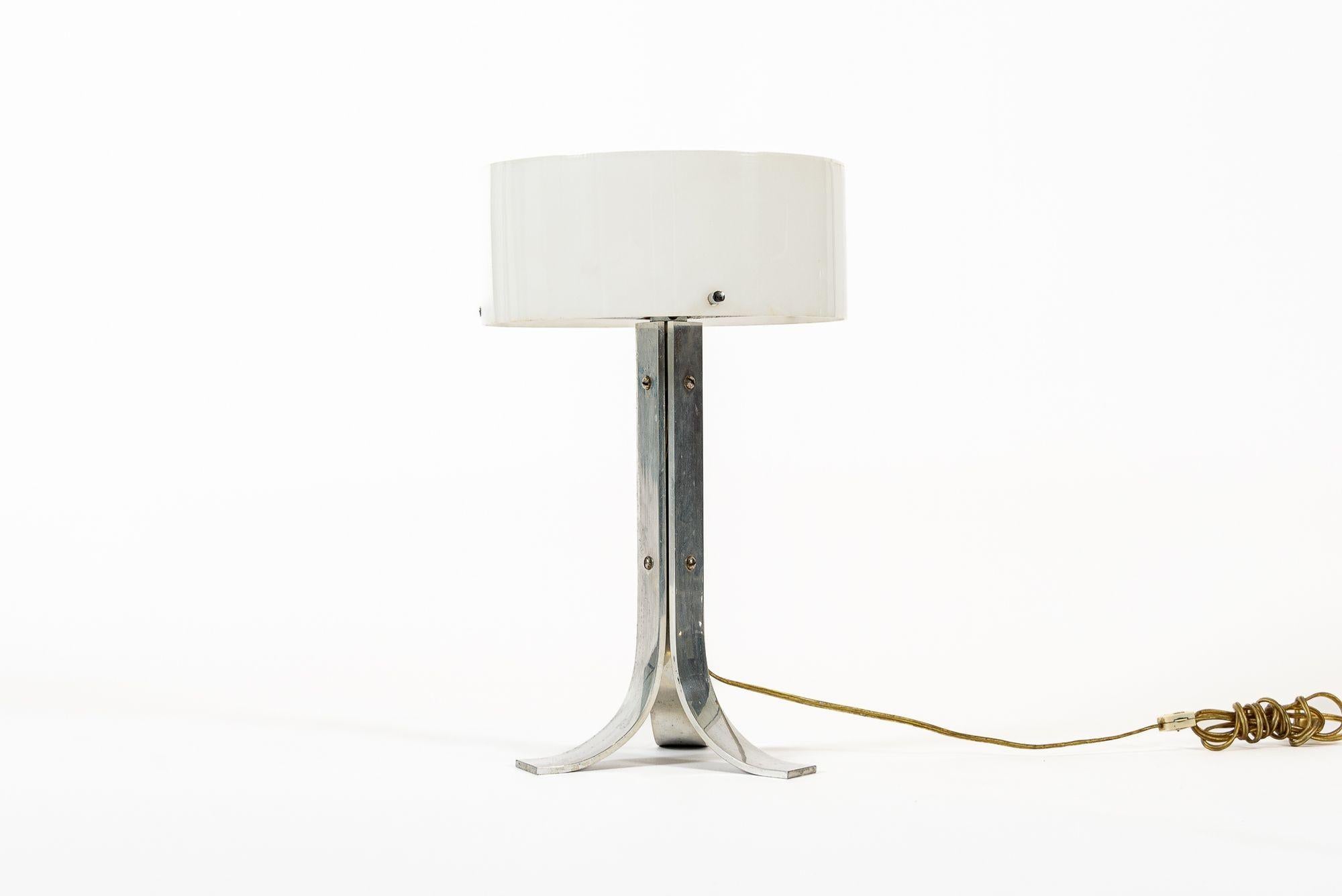 Lampada da tavolo vintage di metà secolo con paralume acrilico bianco e argento in vendita 4