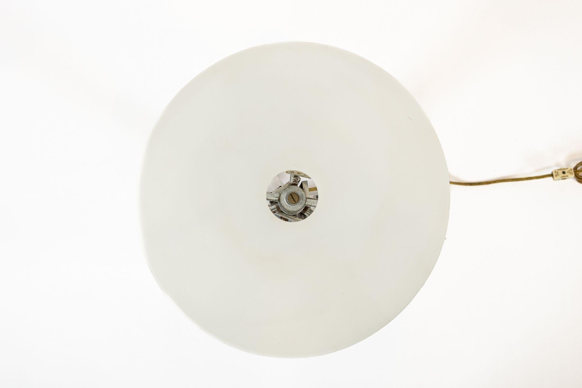 Lampada da tavolo vintage di metà secolo con paralume acrilico bianco e argento in vendita 5