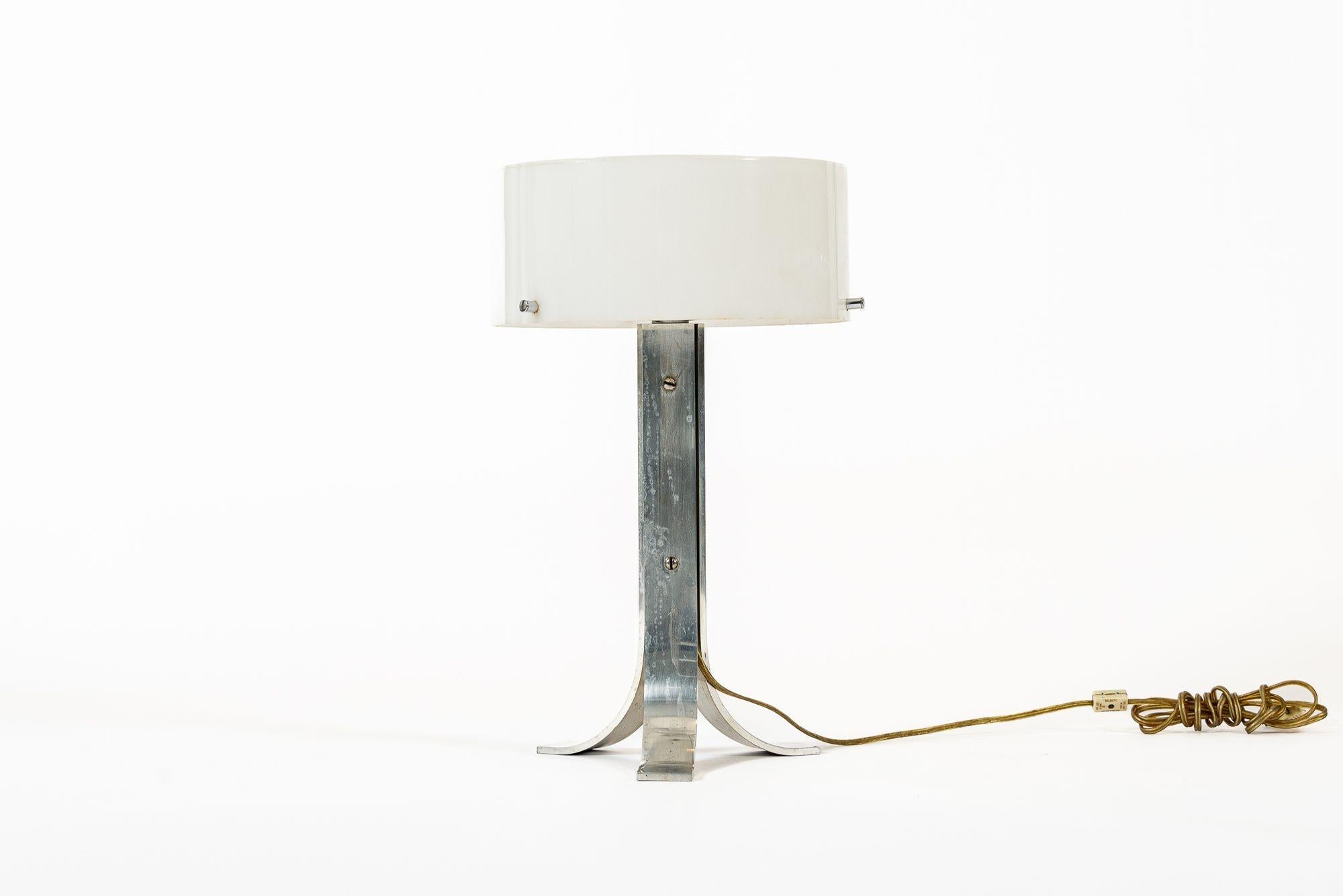 Questa lampada da tavolo d'argento vintage della metà del secolo scorso, nello stile della designer francese Sabine Charoy, risale al 1970 circa. La lampada è pesante e ben costruita in metallo e ghisa. Il design unico e minimalista è caratterizzato