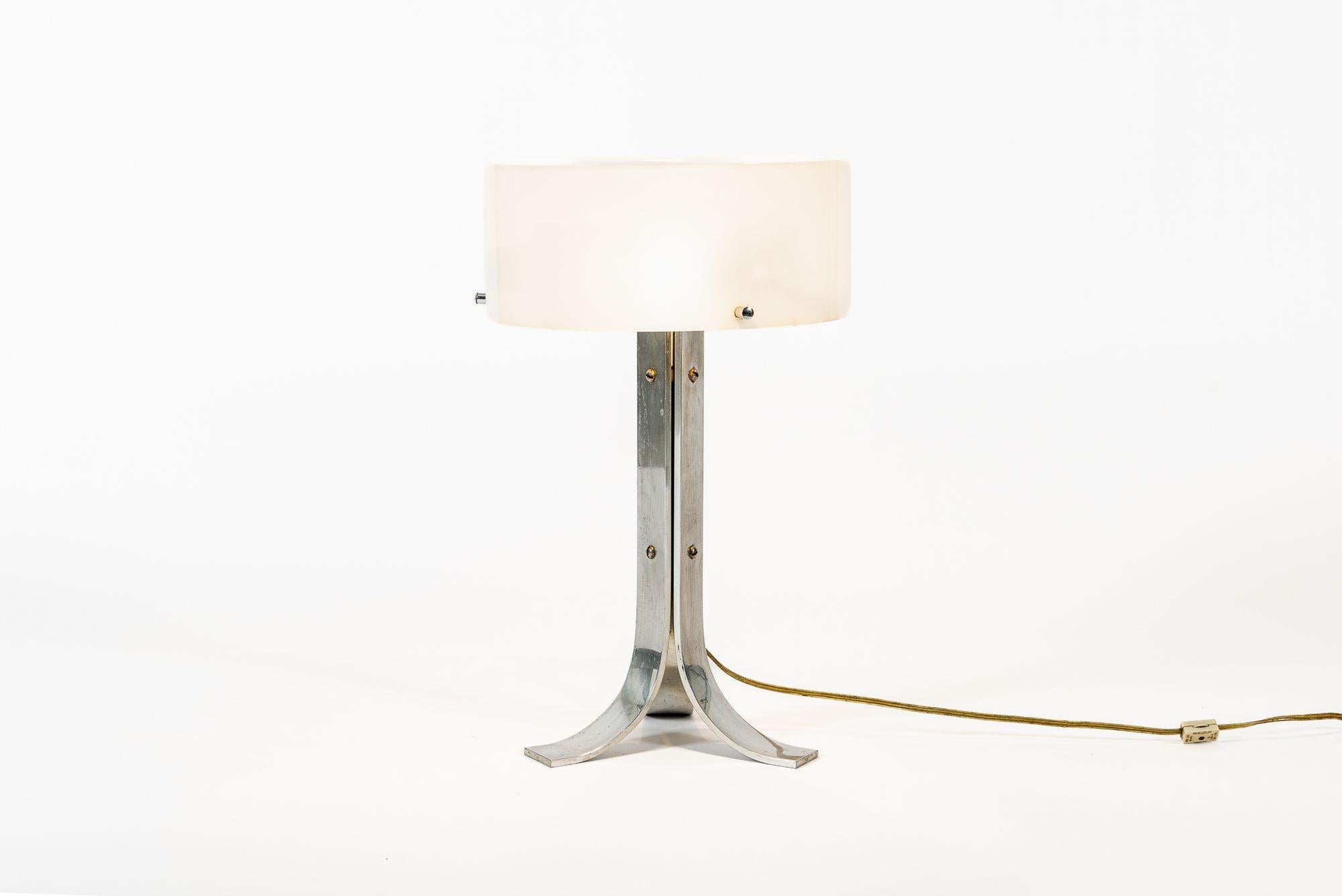 Mid-Century moderno Lampada da tavolo vintage di metà secolo con paralume acrilico bianco e argento in vendita