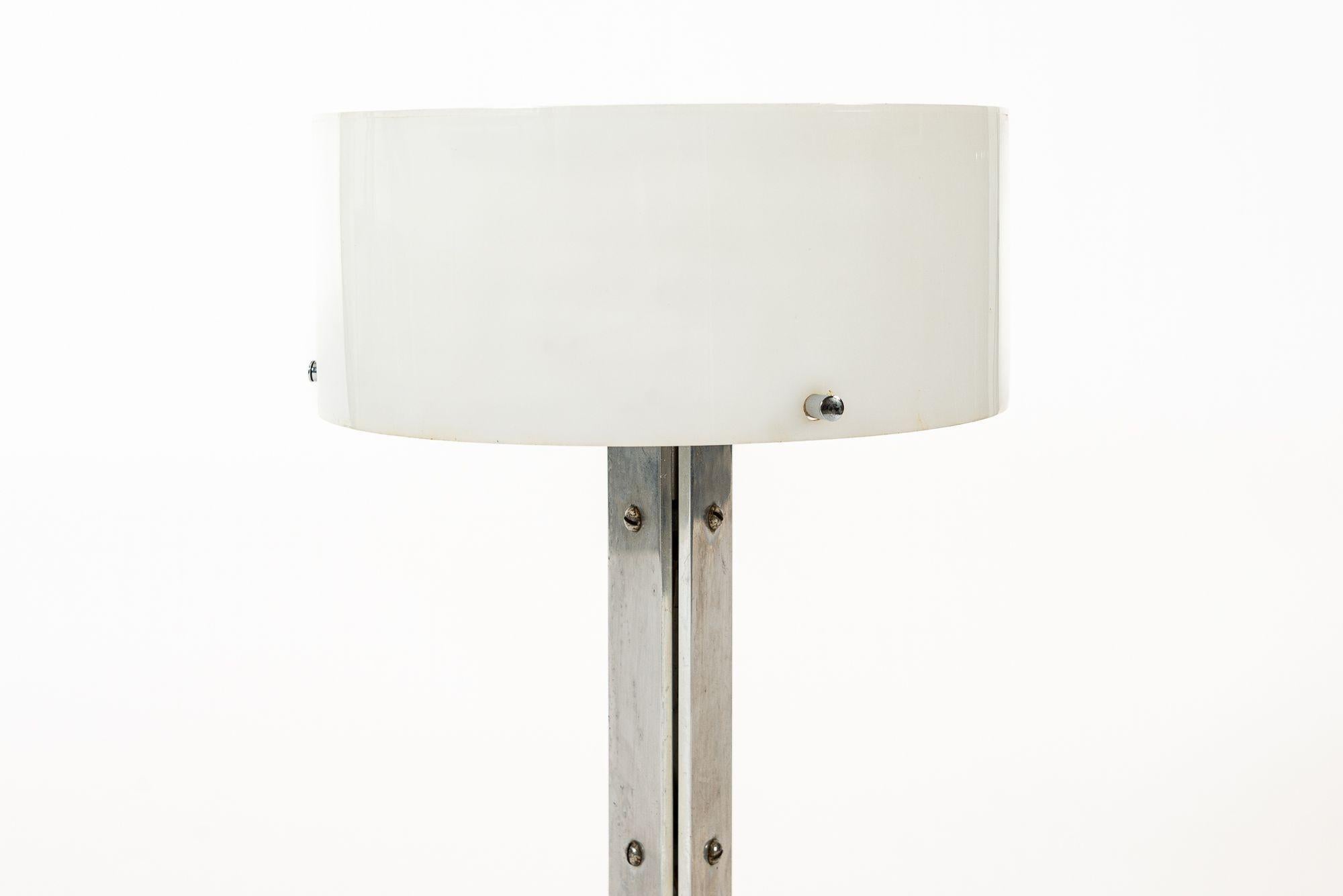 Francese Lampada da tavolo vintage di metà secolo con paralume acrilico bianco e argento in vendita