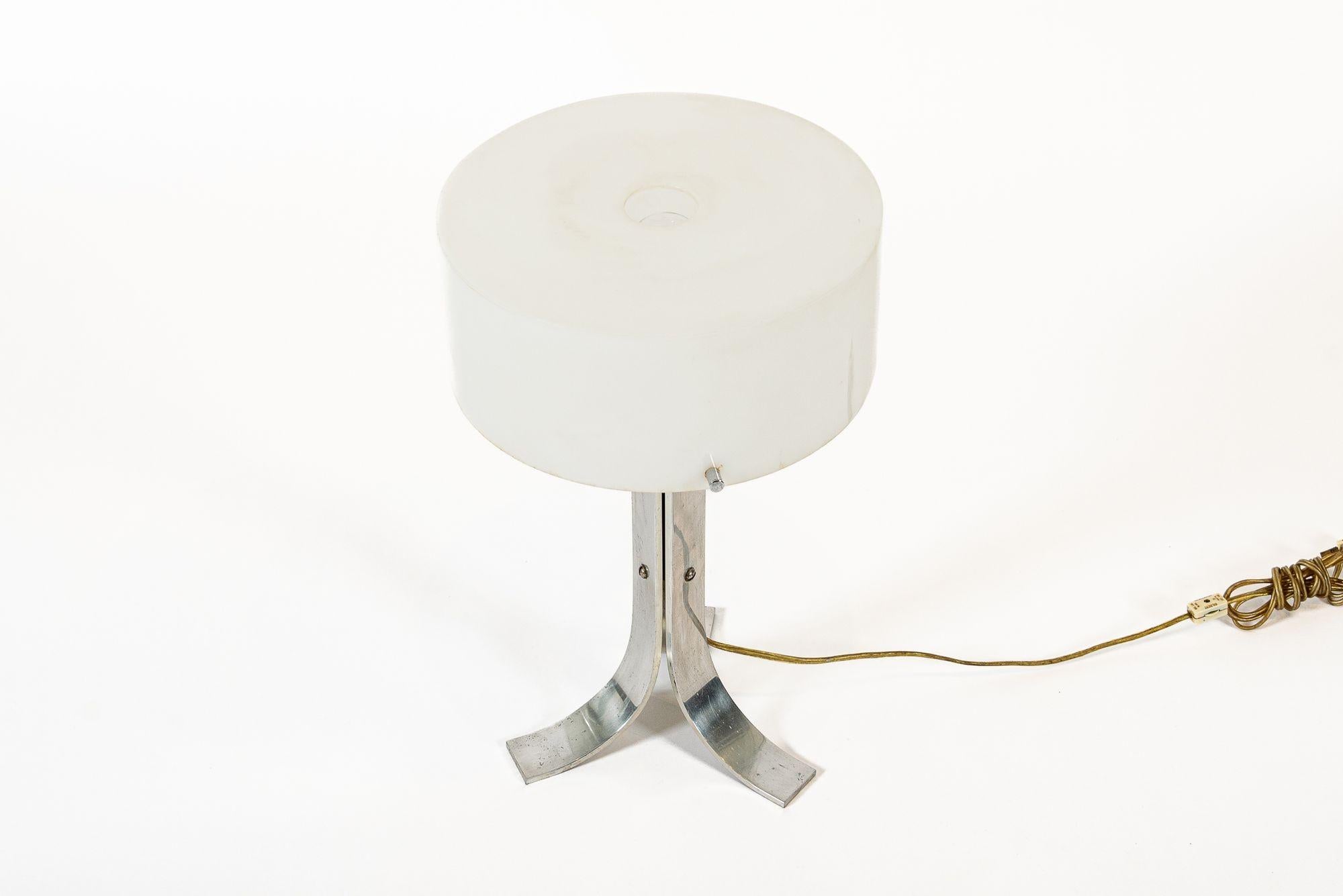 Lampada da tavolo vintage di metà secolo con paralume acrilico bianco e argento In condizioni buone in vendita a Detroit, MI