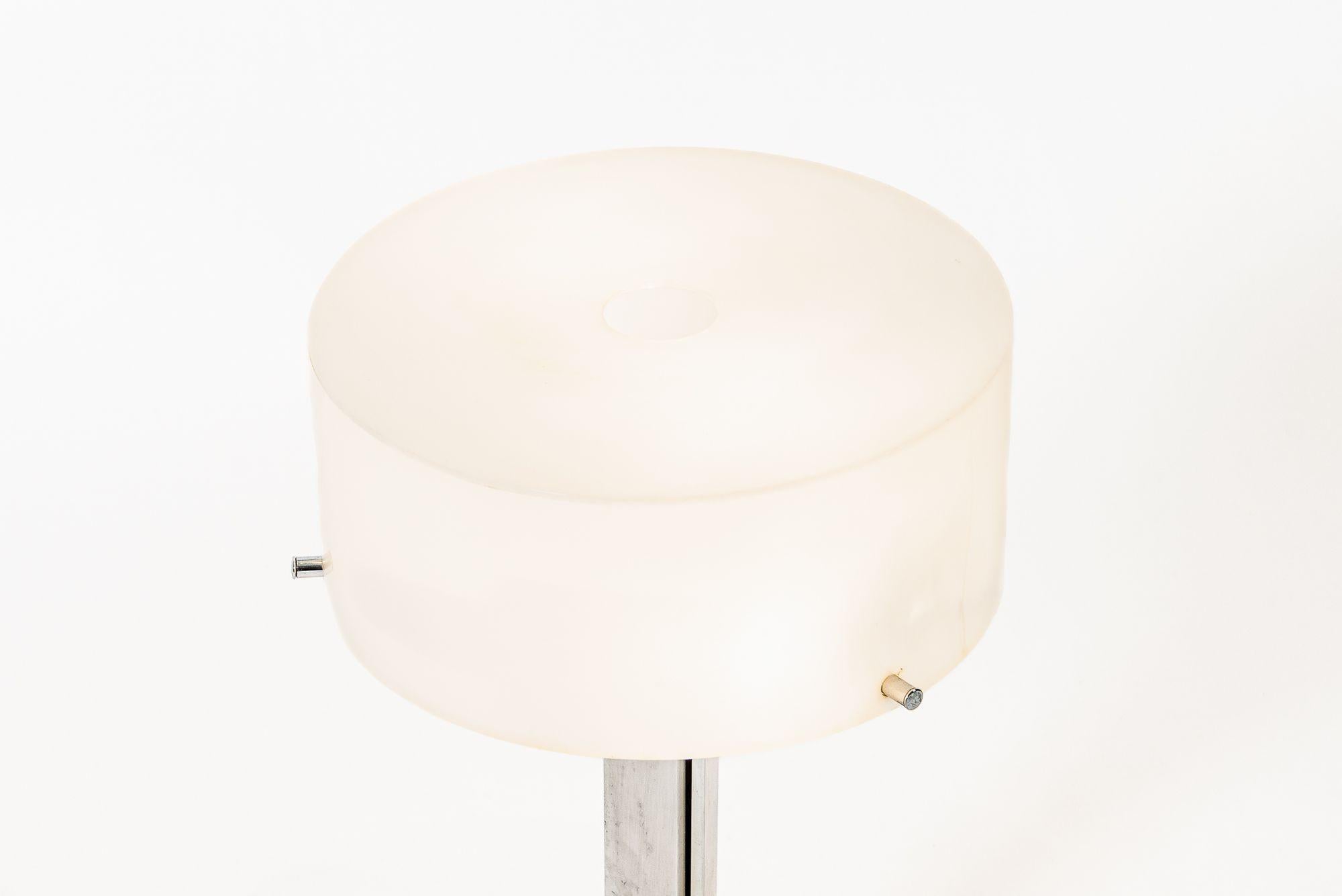Fine XX secolo Lampada da tavolo vintage di metà secolo con paralume acrilico bianco e argento in vendita