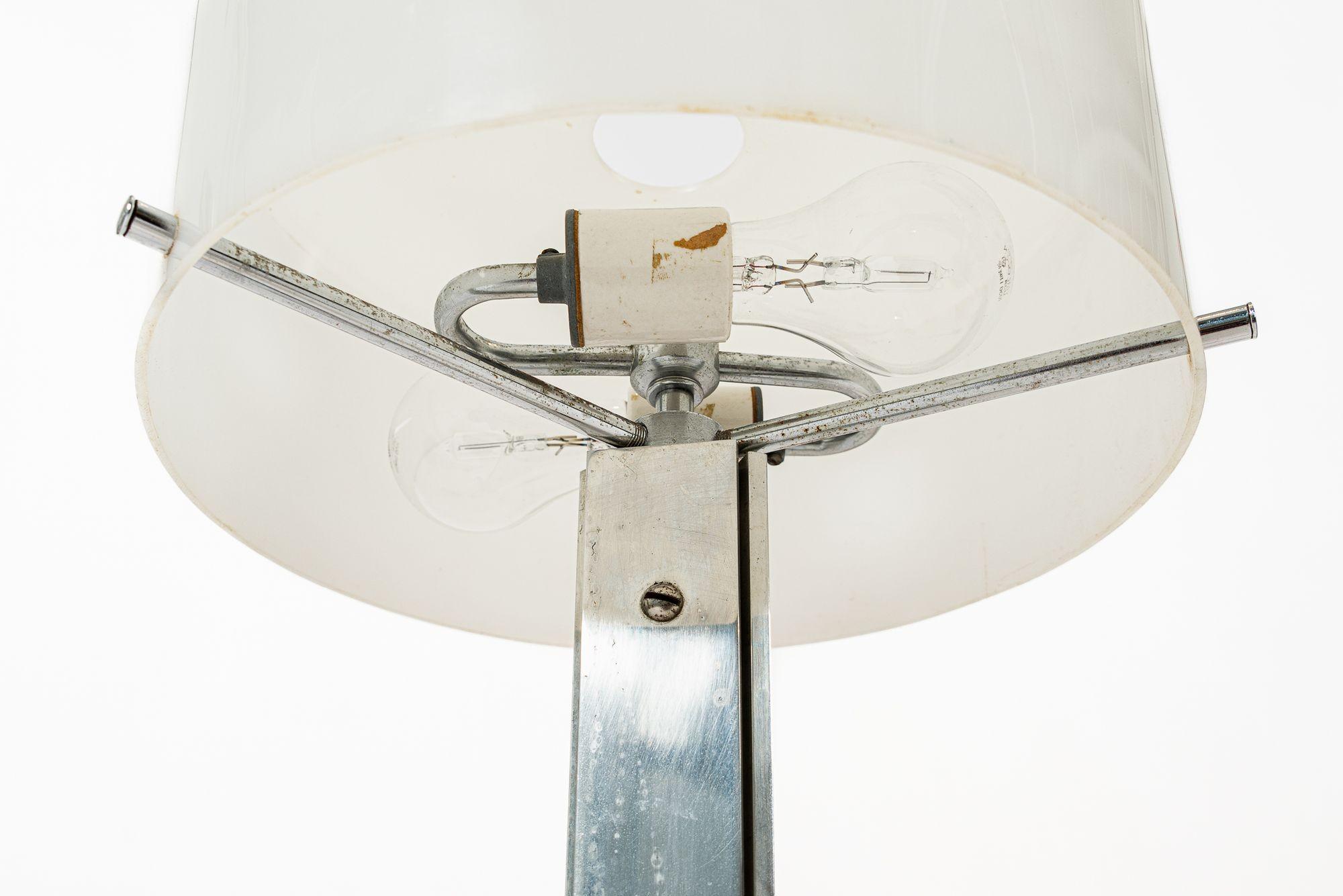 Metallo Lampada da tavolo vintage di metà secolo con paralume acrilico bianco e argento in vendita