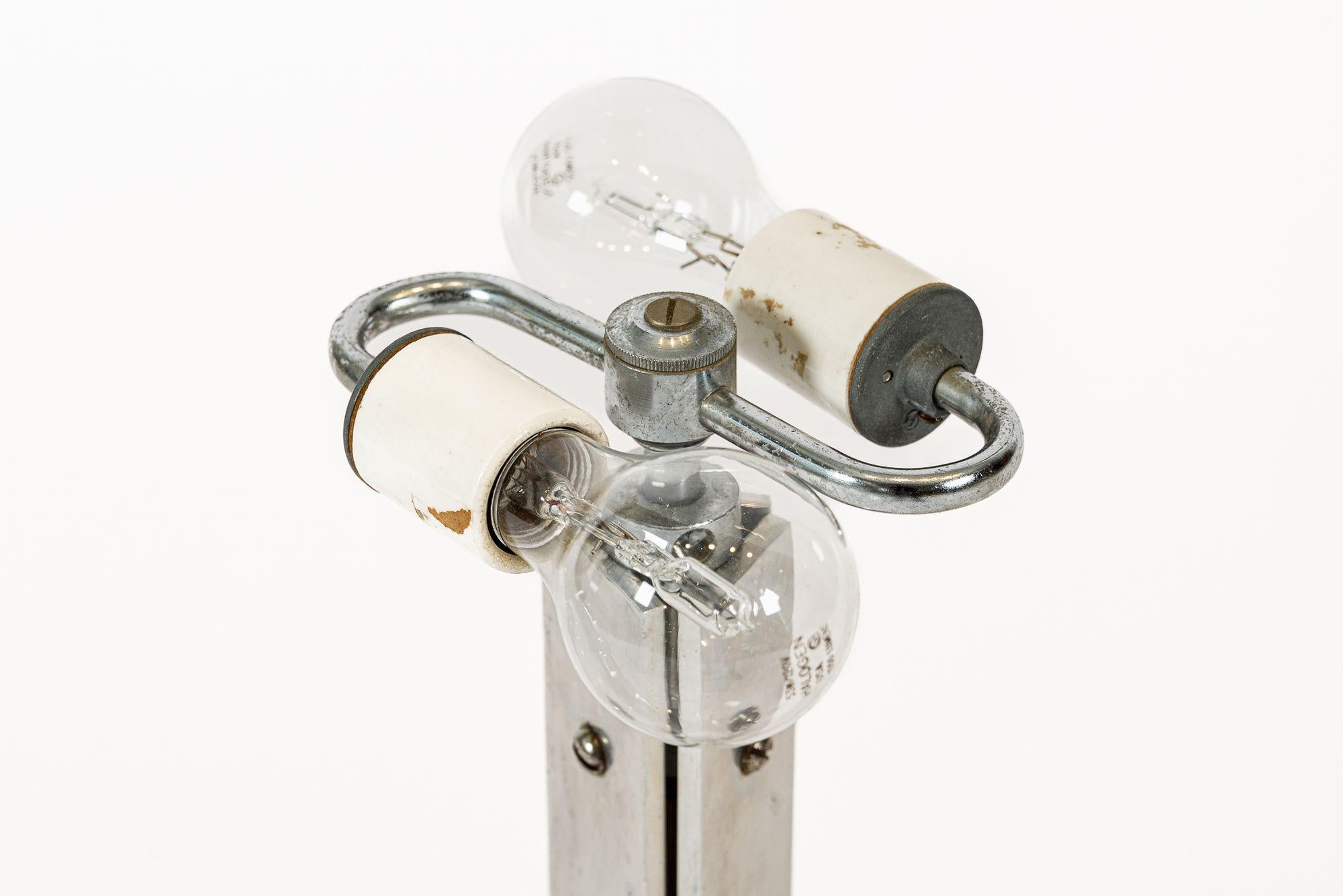 Lampada da tavolo vintage di metà secolo con paralume acrilico bianco e argento in vendita 1