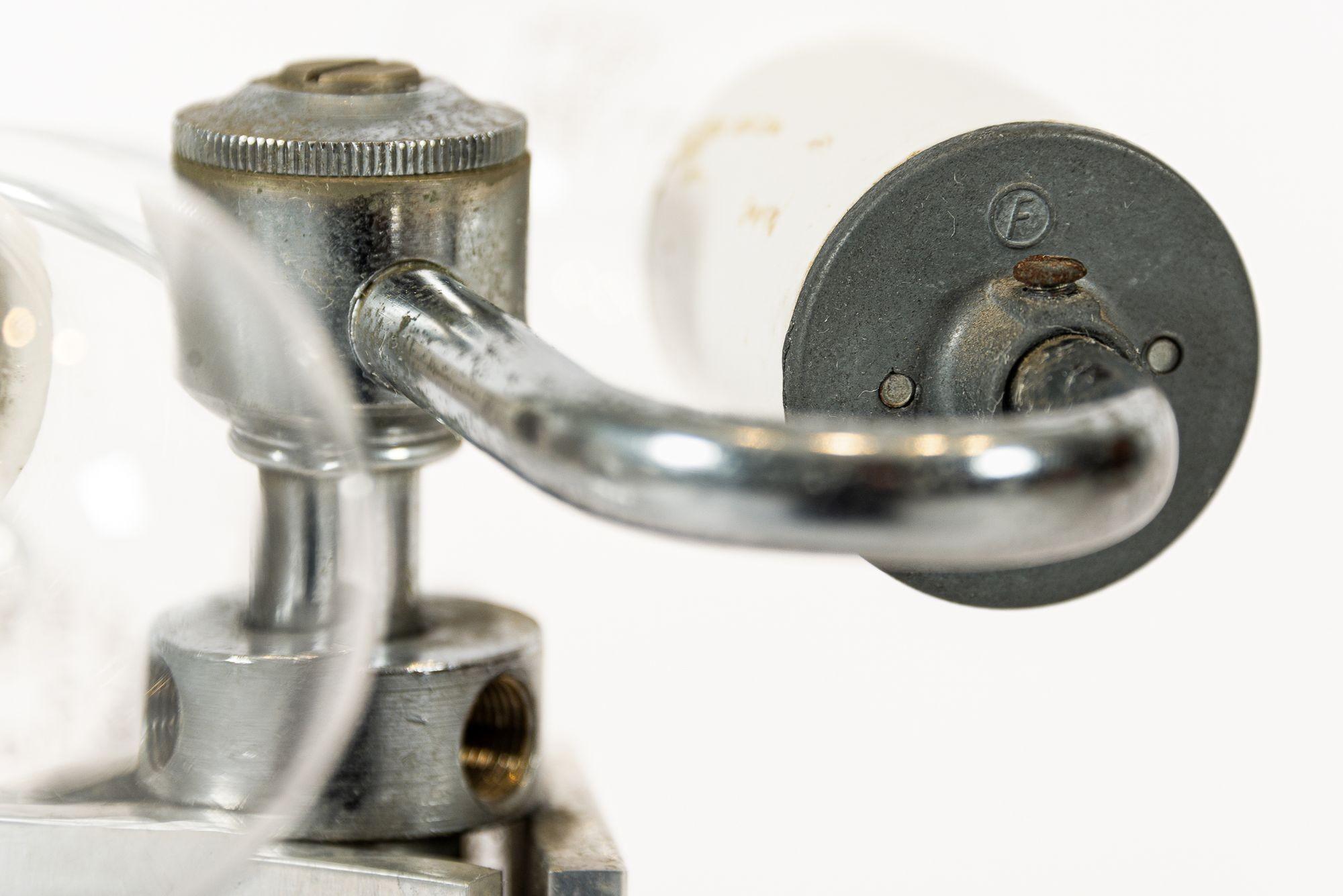 Lampada da tavolo vintage di metà secolo con paralume acrilico bianco e argento in vendita 2