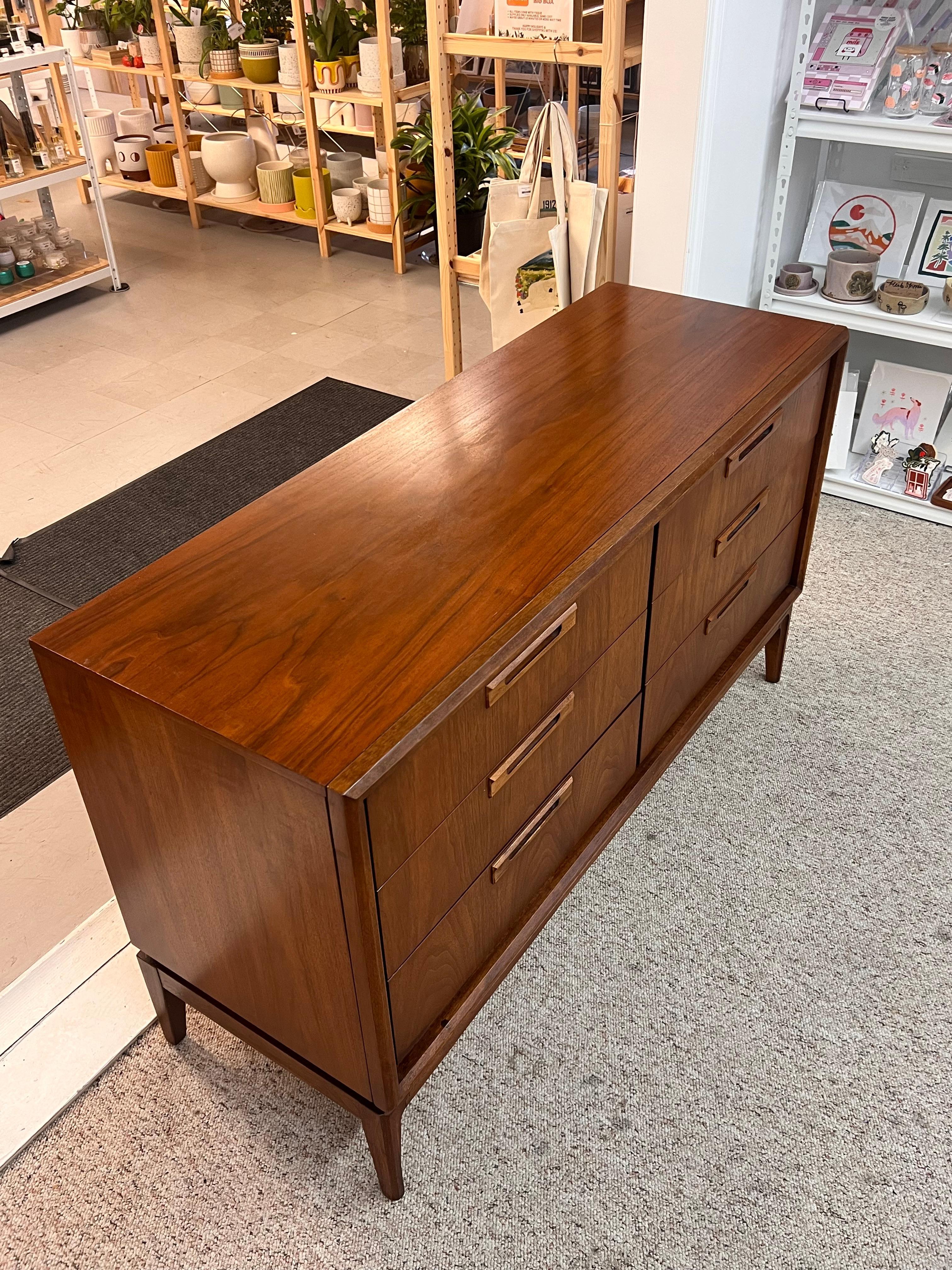 Vintage Mid Century Six Drawer Dresser Dovetailed Drawers and Sculpted Handles. For Sale 4