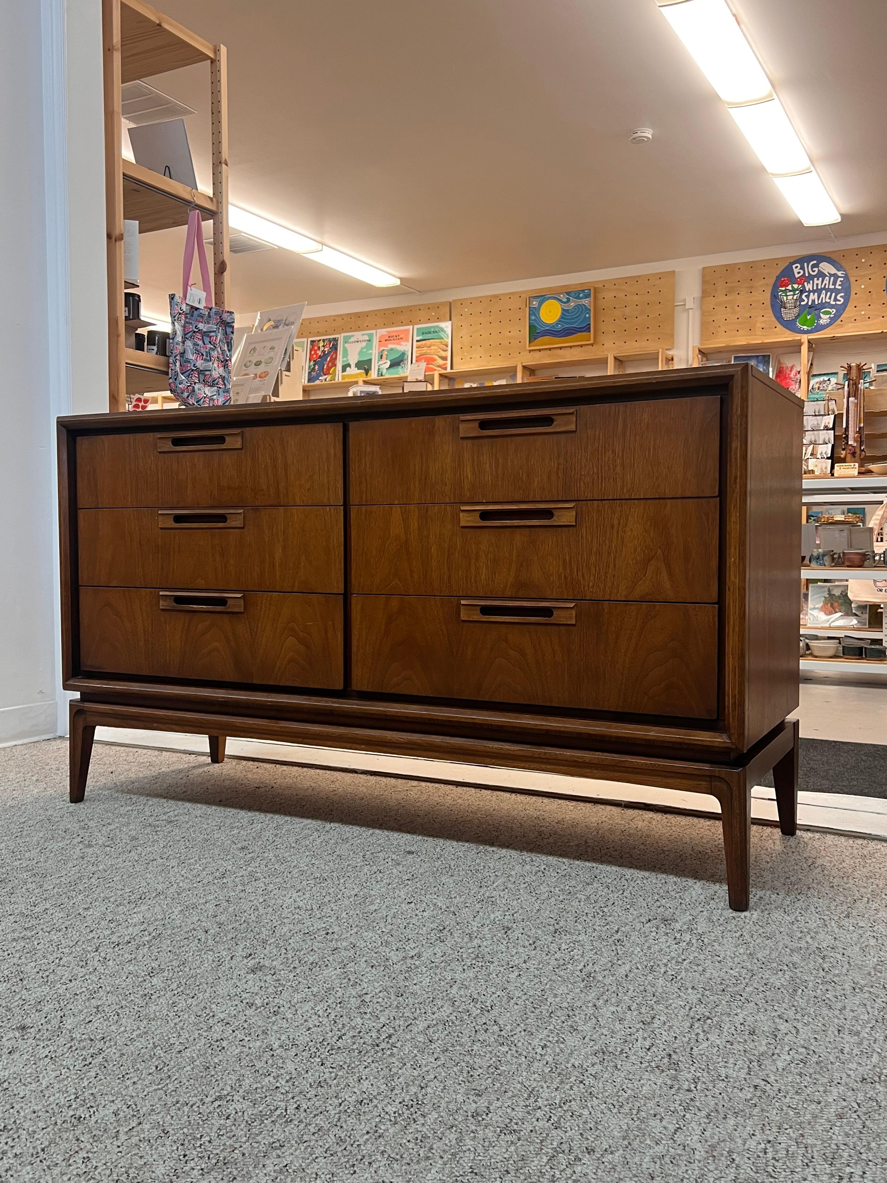 Vintage Mid Century Six Drawer Dresser Dovetailed Drawers and Sculpted Handles. In Good Condition For Sale In Seattle, WA
