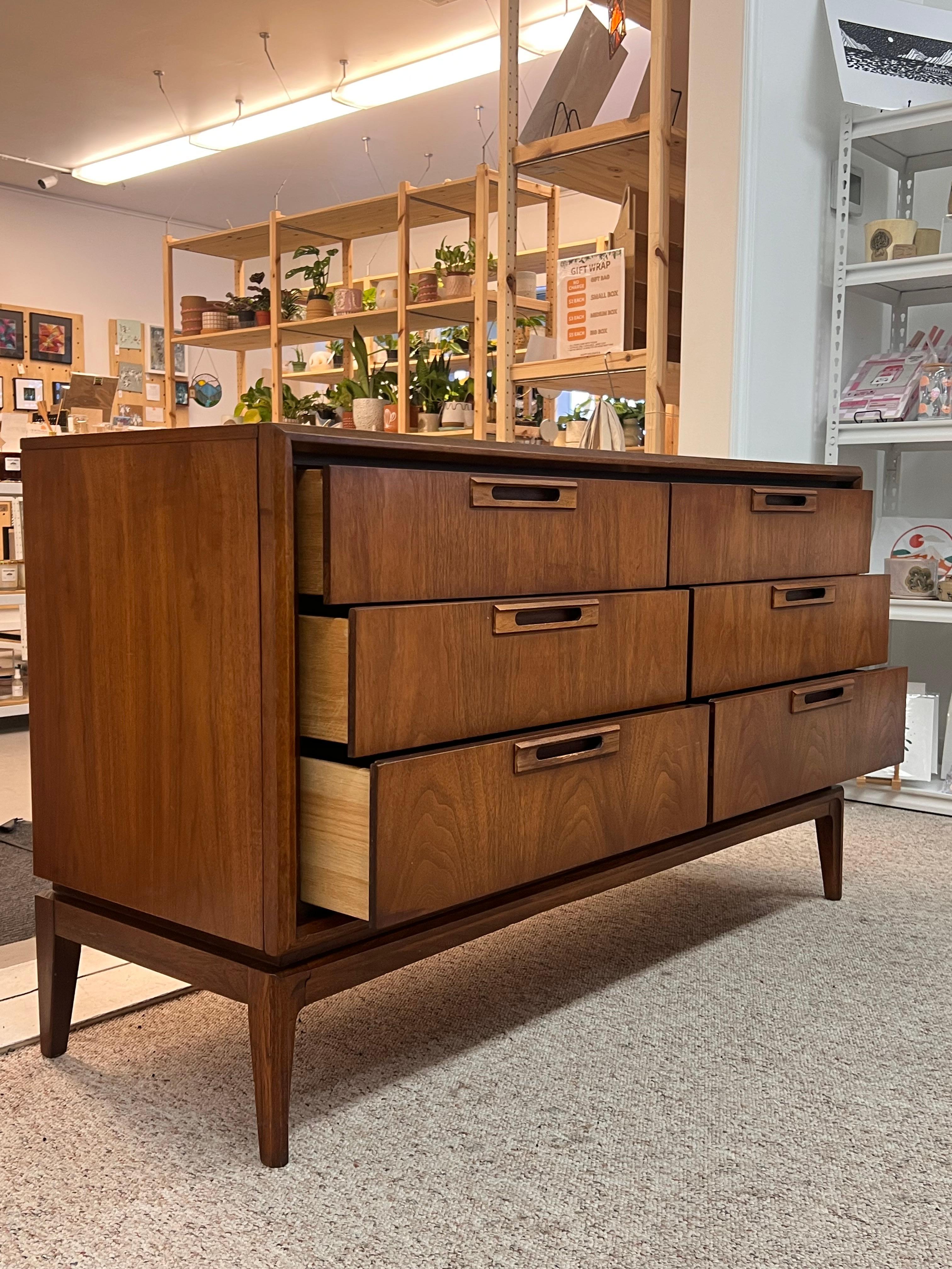 Vintage Mid Century Six Drawer Dresser Dovetailed Drawers and Sculpted Handles. For Sale 1