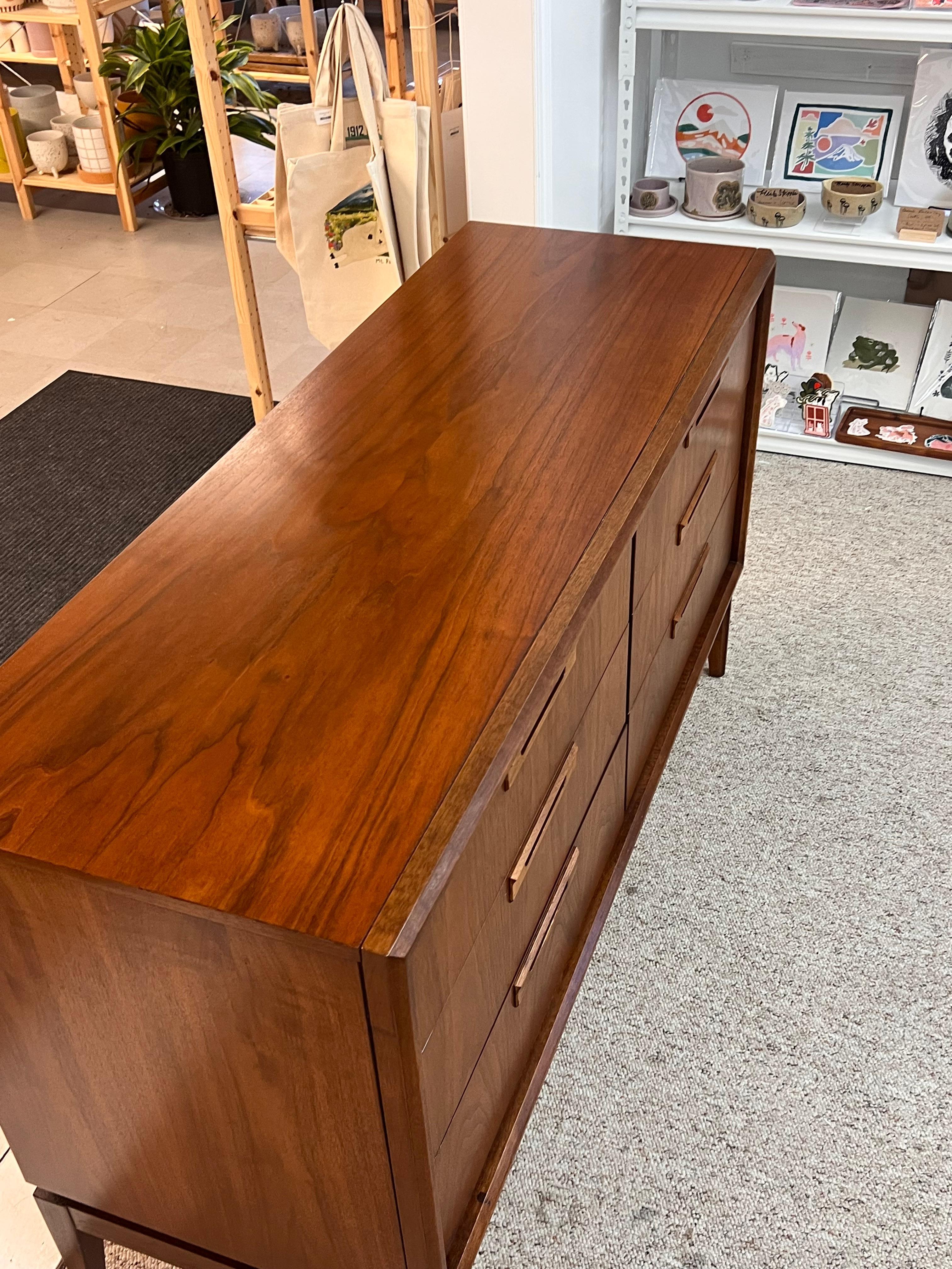 Vintage Mid Century Six Drawer Dresser Dovetailed Drawers and Sculpted Handles. For Sale 2