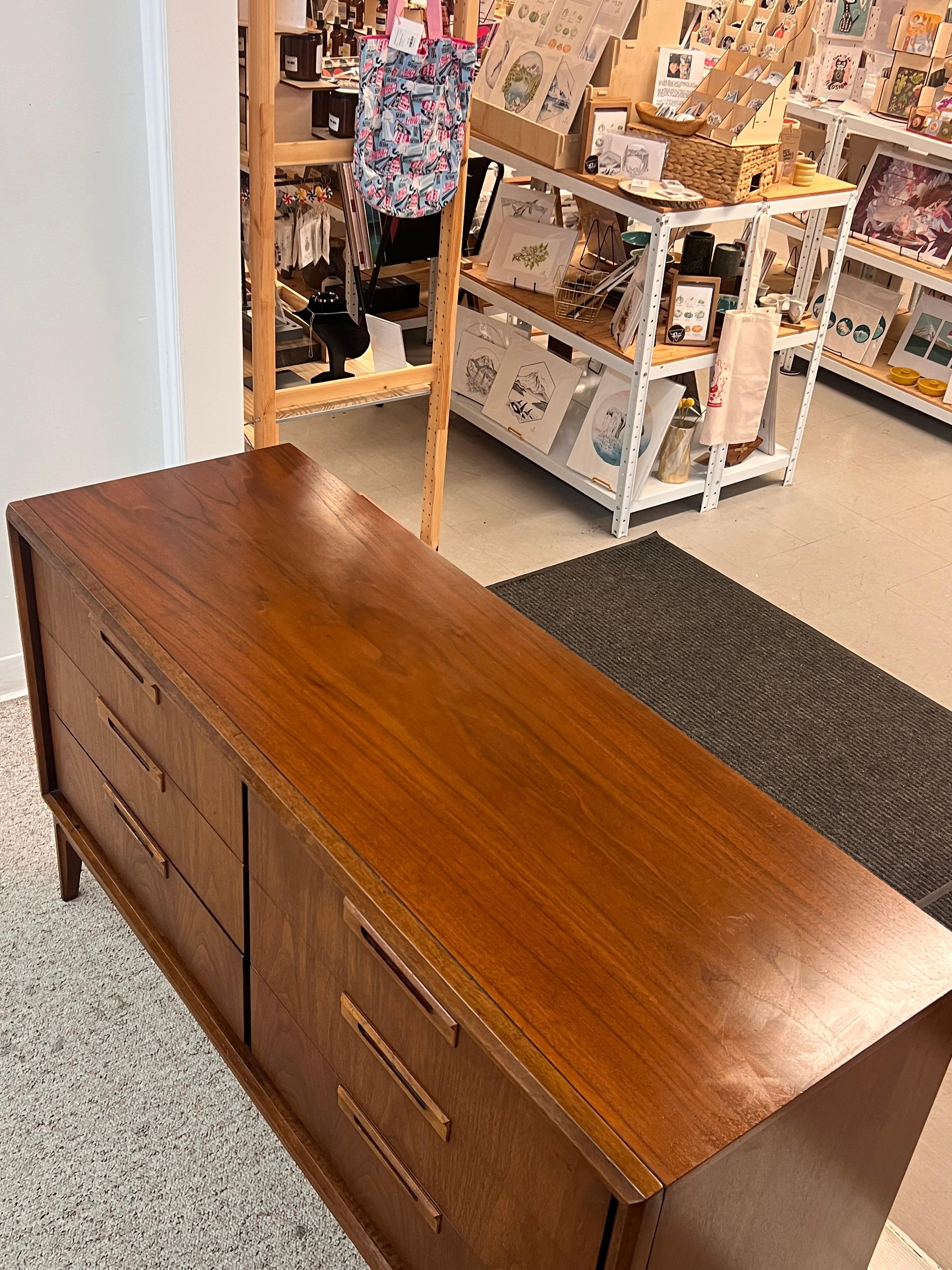 Vintage Mid Century Six Drawer Dresser Dovetailed Drawers and Sculpted Handles. For Sale 3