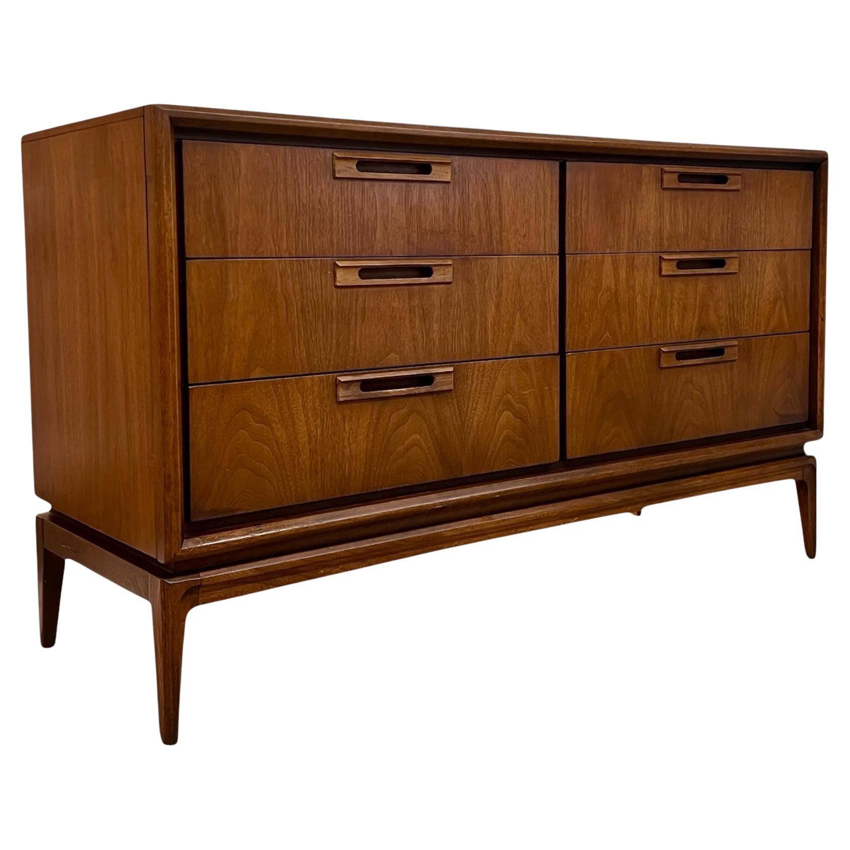 Vintage Mid Century Six Drawer Dresser Dovetailed Drawers and Sculpted Handles. For Sale