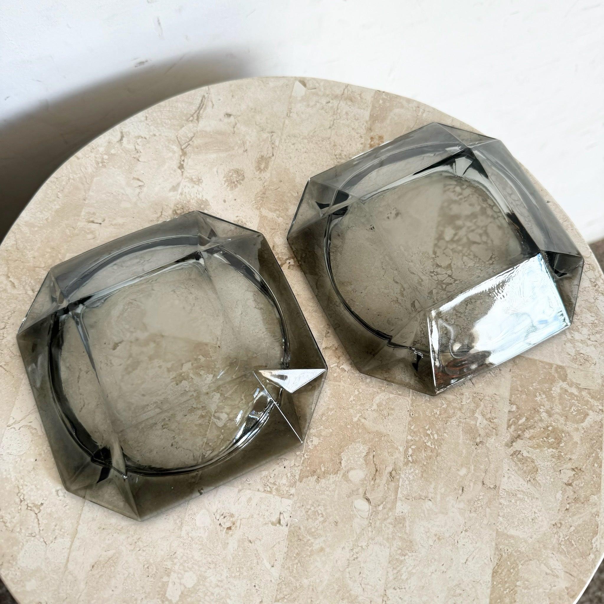 Élevez votre décor avec cette paire de cendriers vintage en verre fumé. Le design épuré du milieu du siècle et la teinte fumée ajoutent une touche d'élégance rétro.
 
 Nous vendons les articles tels qu'ils ont été acquis, sans les restaurer ni les