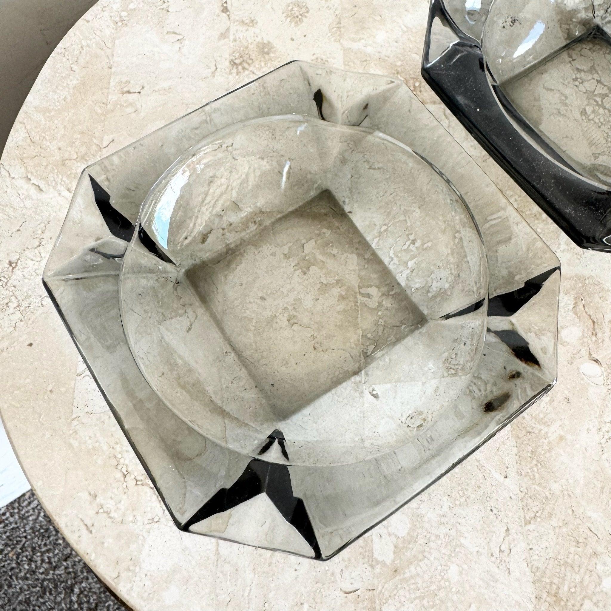 Paire de cendriers en verre fumé du milieu du siècle dernier Bon état - En vente à Delray Beach, FL