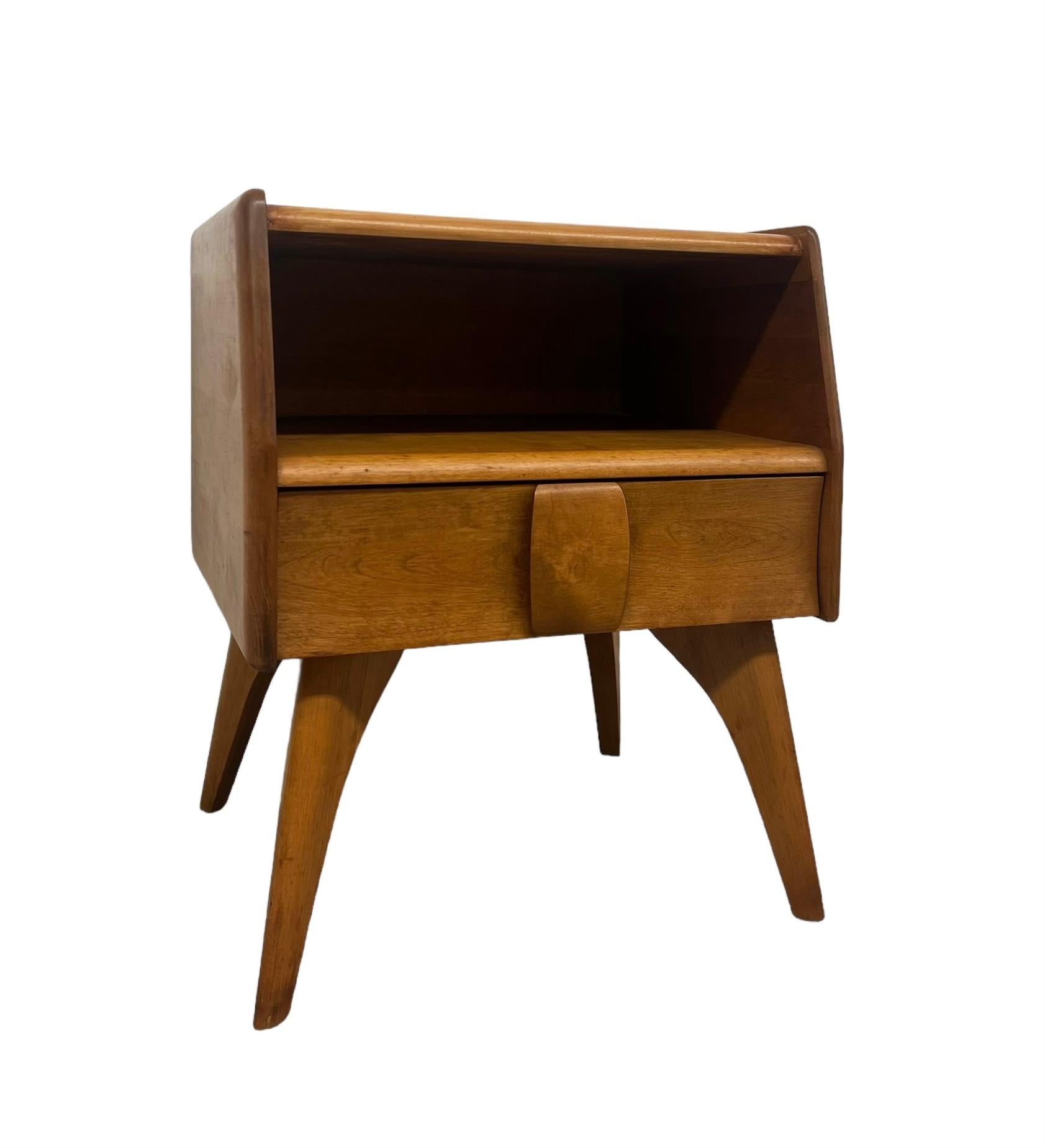 Heywood Wakefield Mid-CenturyModern Nachttisch mit einer Schublade. Konstruktion aus massivem Ahornholz mit geschnitzten Beinen und Schubladengriffen. Guter Vintage-Zustand, originales blondes Finish. CIRCA 1950

Abmessungen - 20B 14T 24H