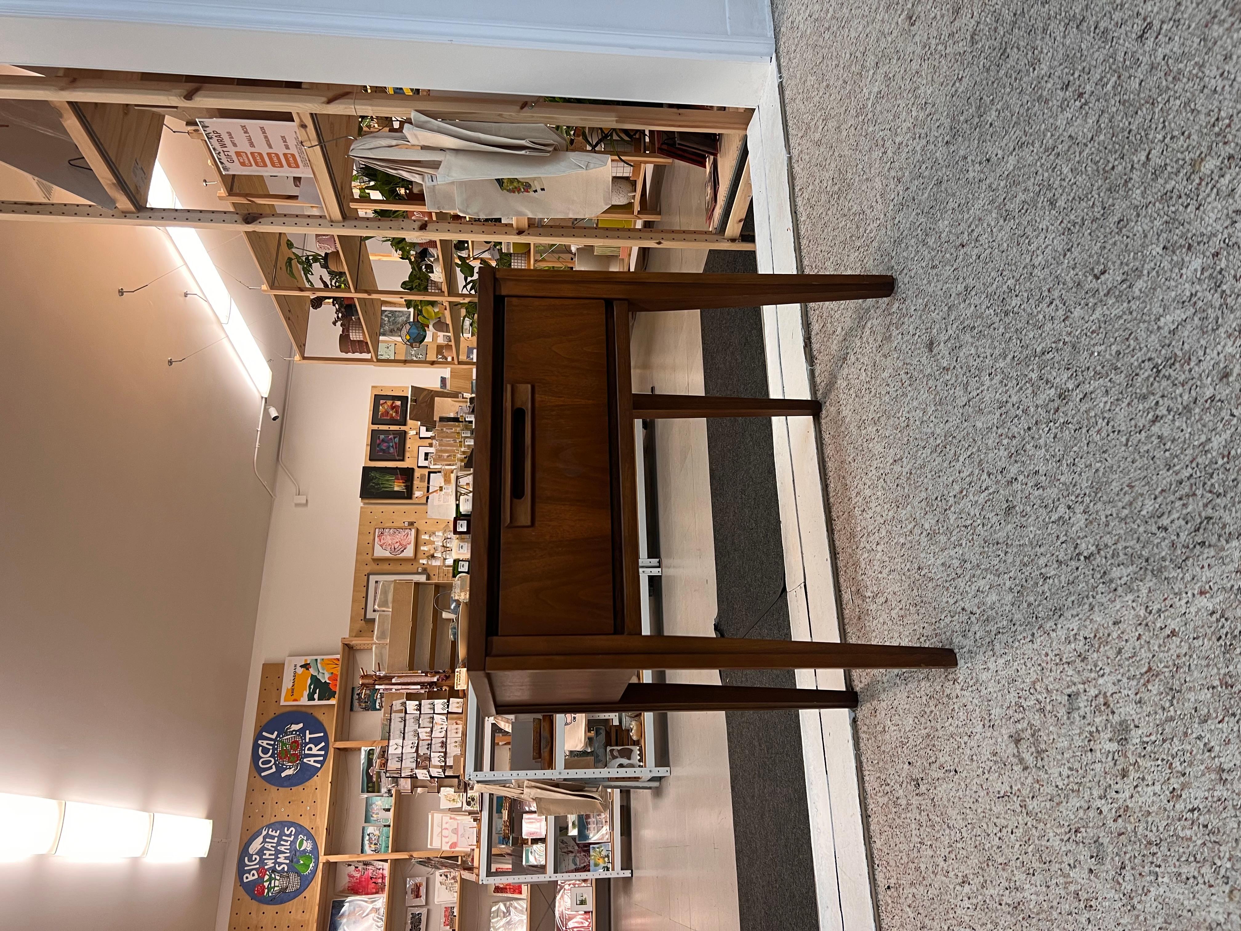 Vintage Mid Century Solid Walnut Dresser and End Table Set Dovetailed Drawers. en vente 4