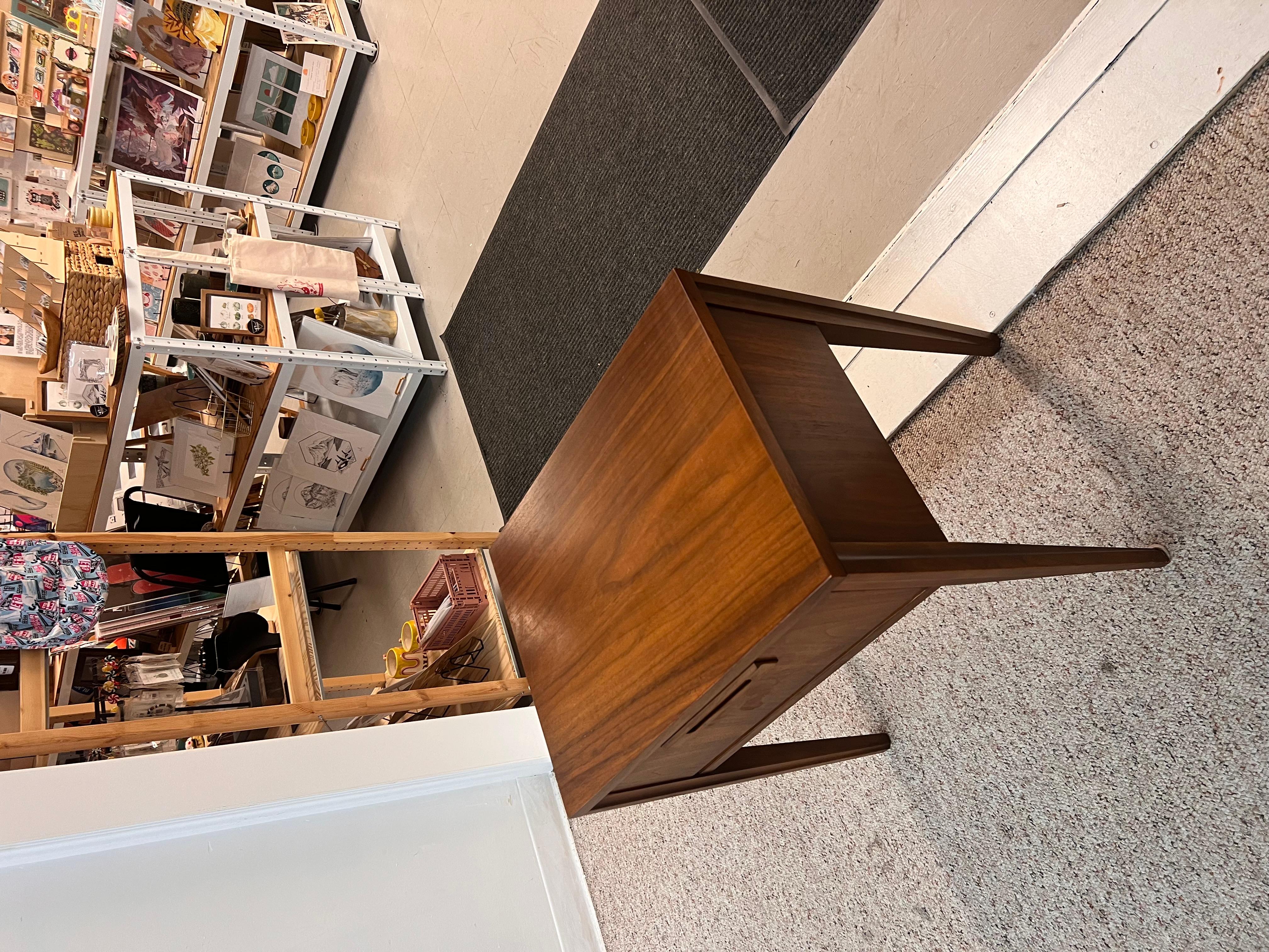 Vintage Mid Century Solid Walnut Dresser and End Table Set Dovetailed Drawers. en vente 5