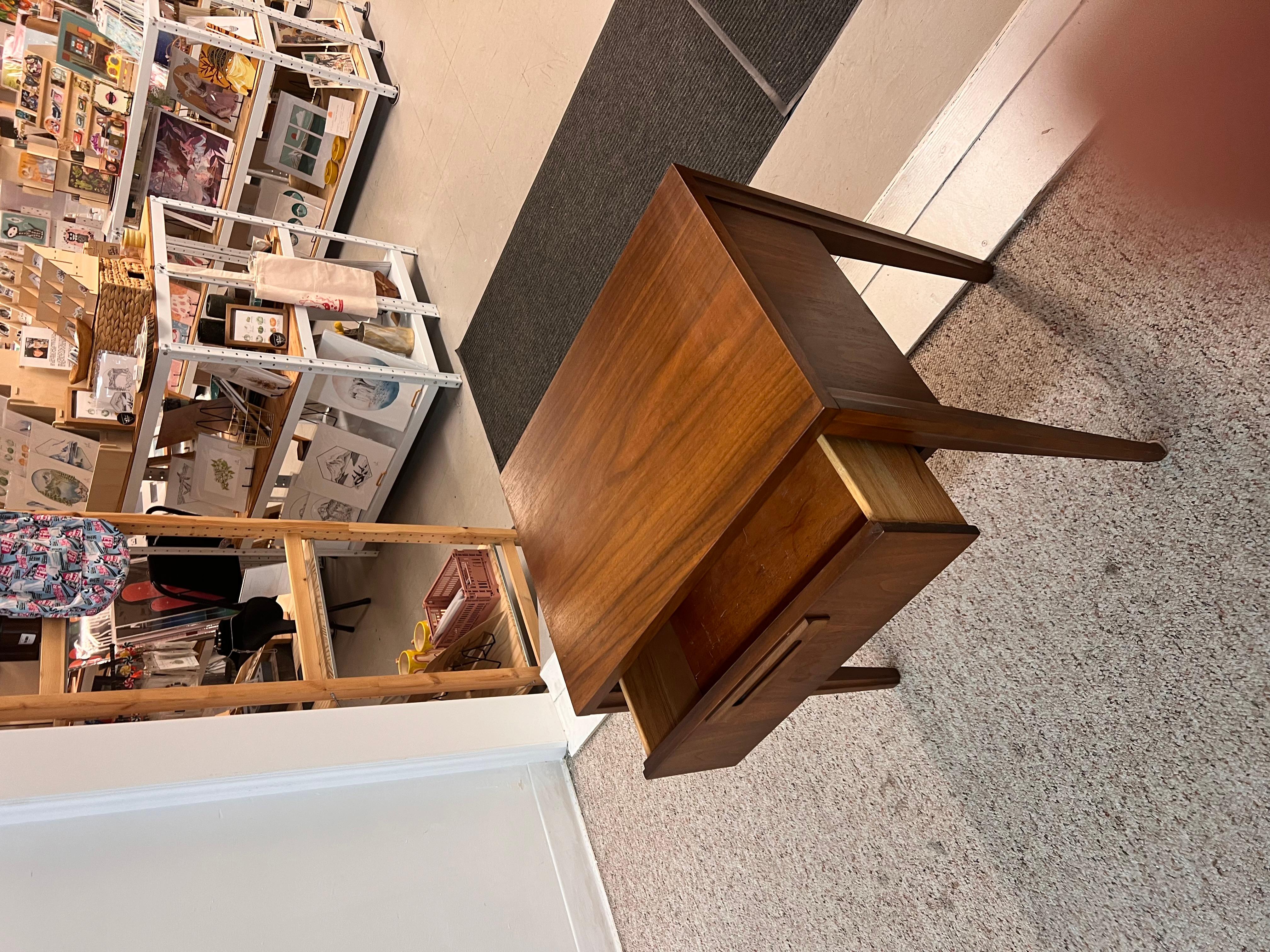 Vintage Mid Century Solid Walnut Dresser and End Table Set Dovetailed Drawers. en vente 6