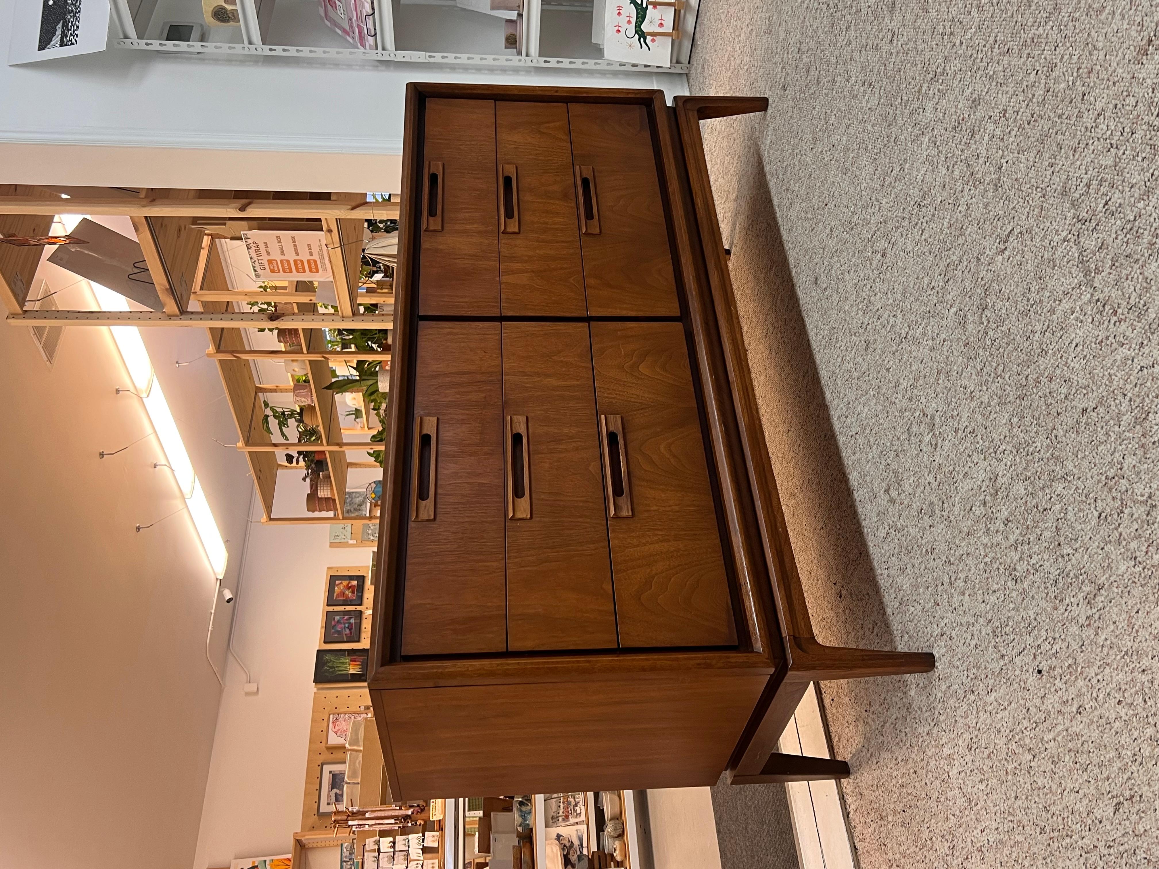 Mid-Century Modern Vintage Mid Century Solid Walnut Dresser and End Table Set Dovetailed Drawers. en vente