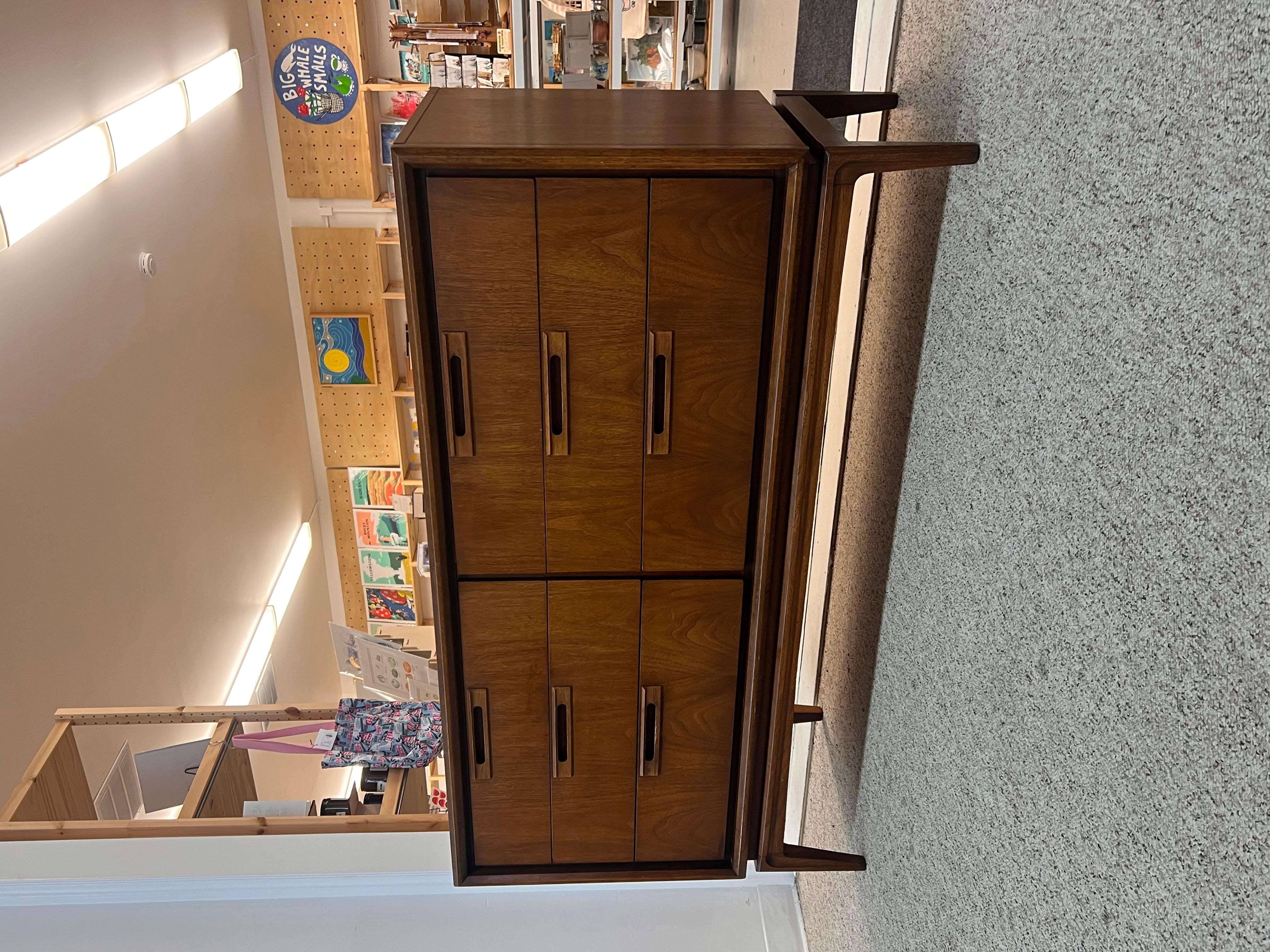 Vintage Mid Century Solid Walnut Dresser and End Table Set Dovetailed Drawers. Bon état - En vente à Seattle, WA