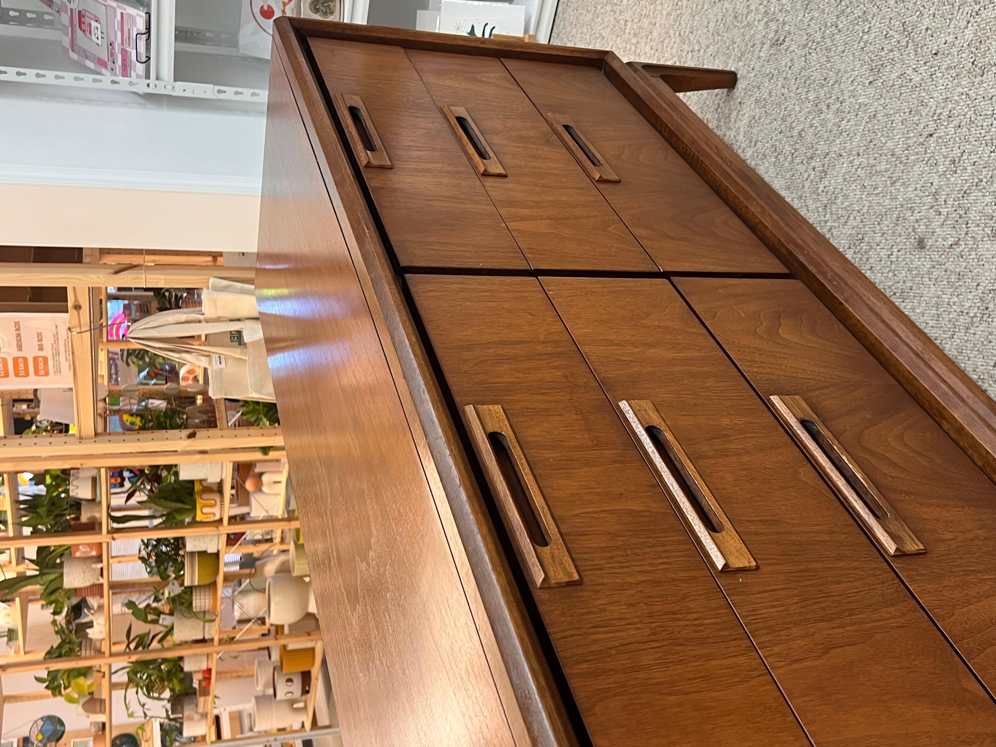 Fin du 20e siècle Vintage Mid Century Solid Walnut Dresser and End Table Set Dovetailed Drawers. en vente