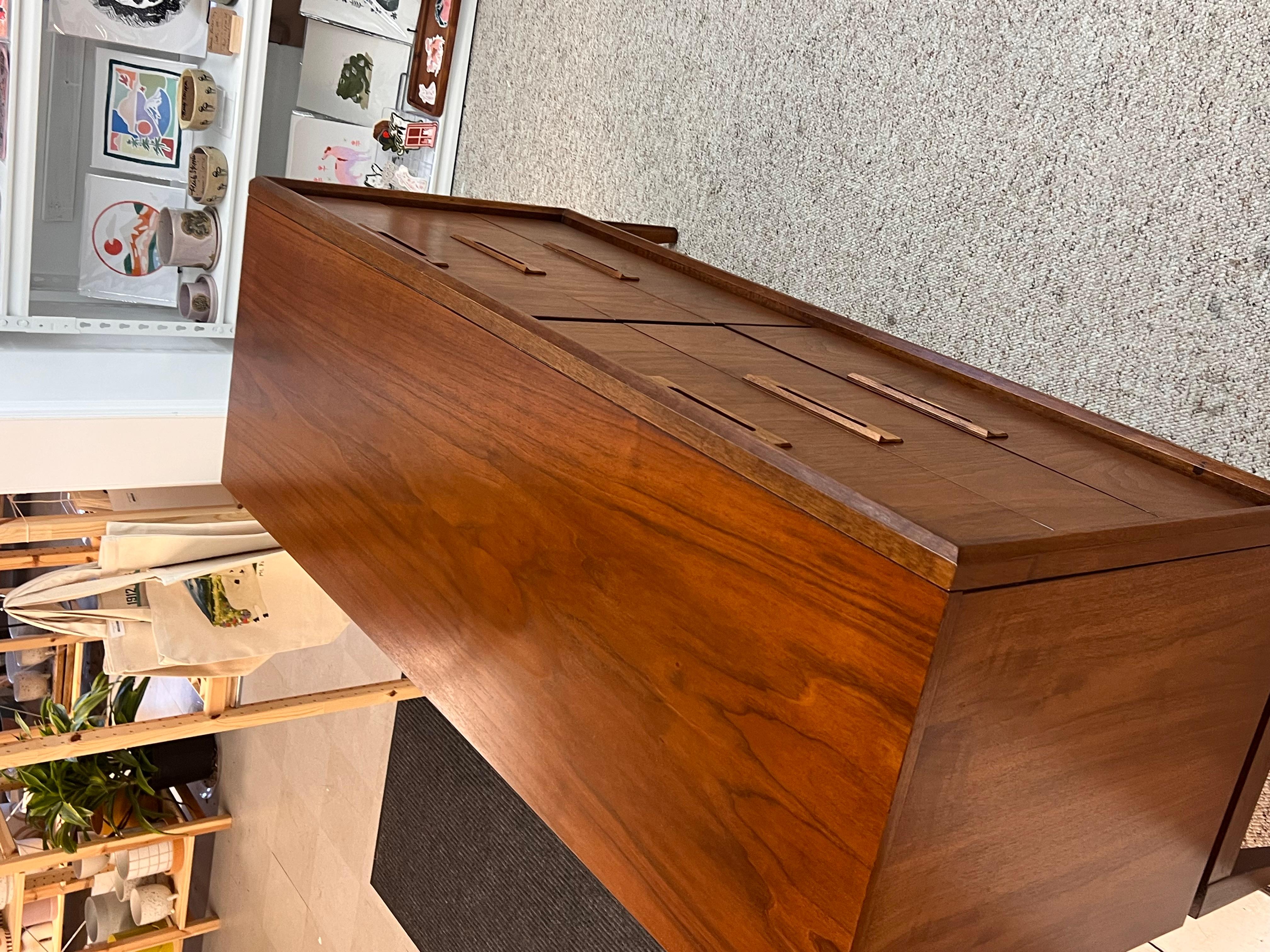 Noyer Vintage Mid Century Solid Walnut Dresser and End Table Set Dovetailed Drawers. en vente