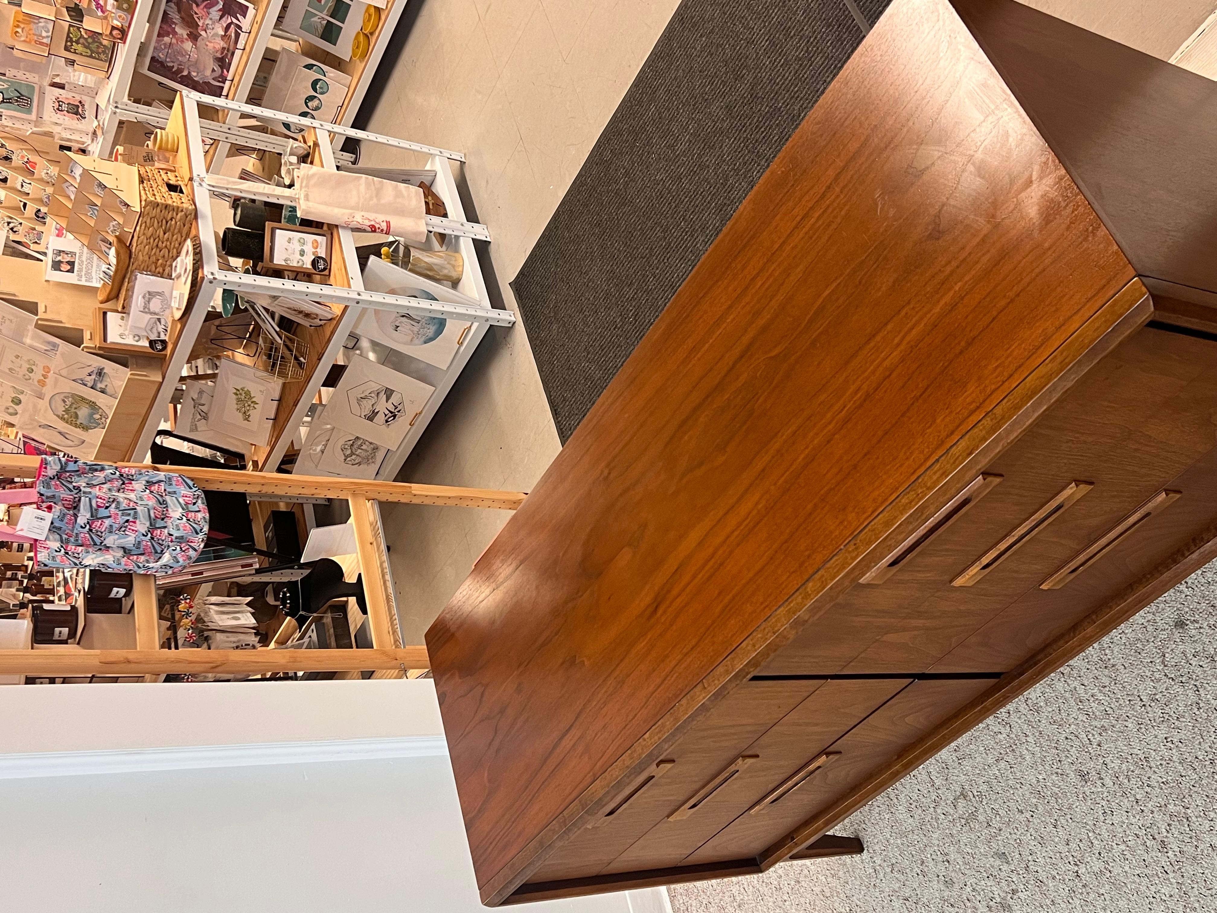 Vintage Mid Century Solid Walnut Dresser and End Table Set Dovetailed Drawers. en vente 1