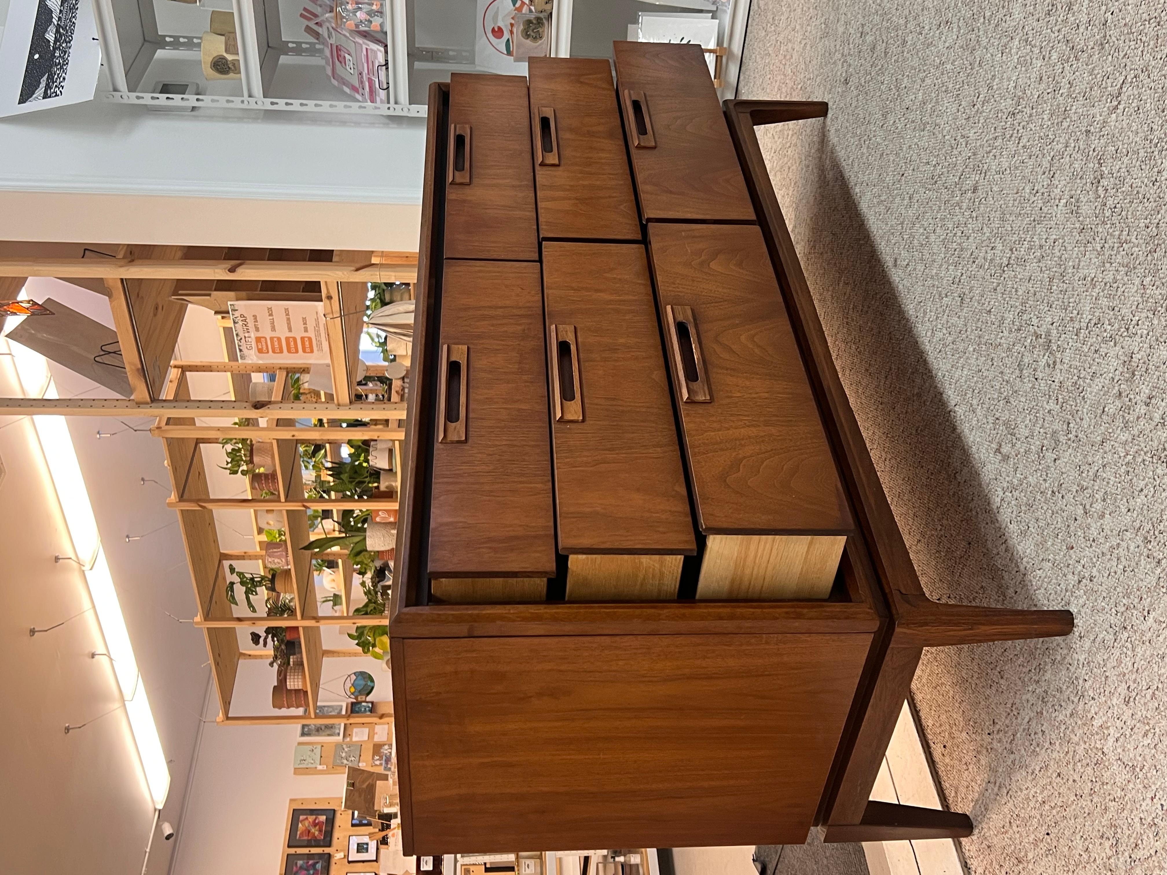 Vintage Mid Century Solid Walnut Dresser and End Table Set Dovetailed Drawers. en vente 2