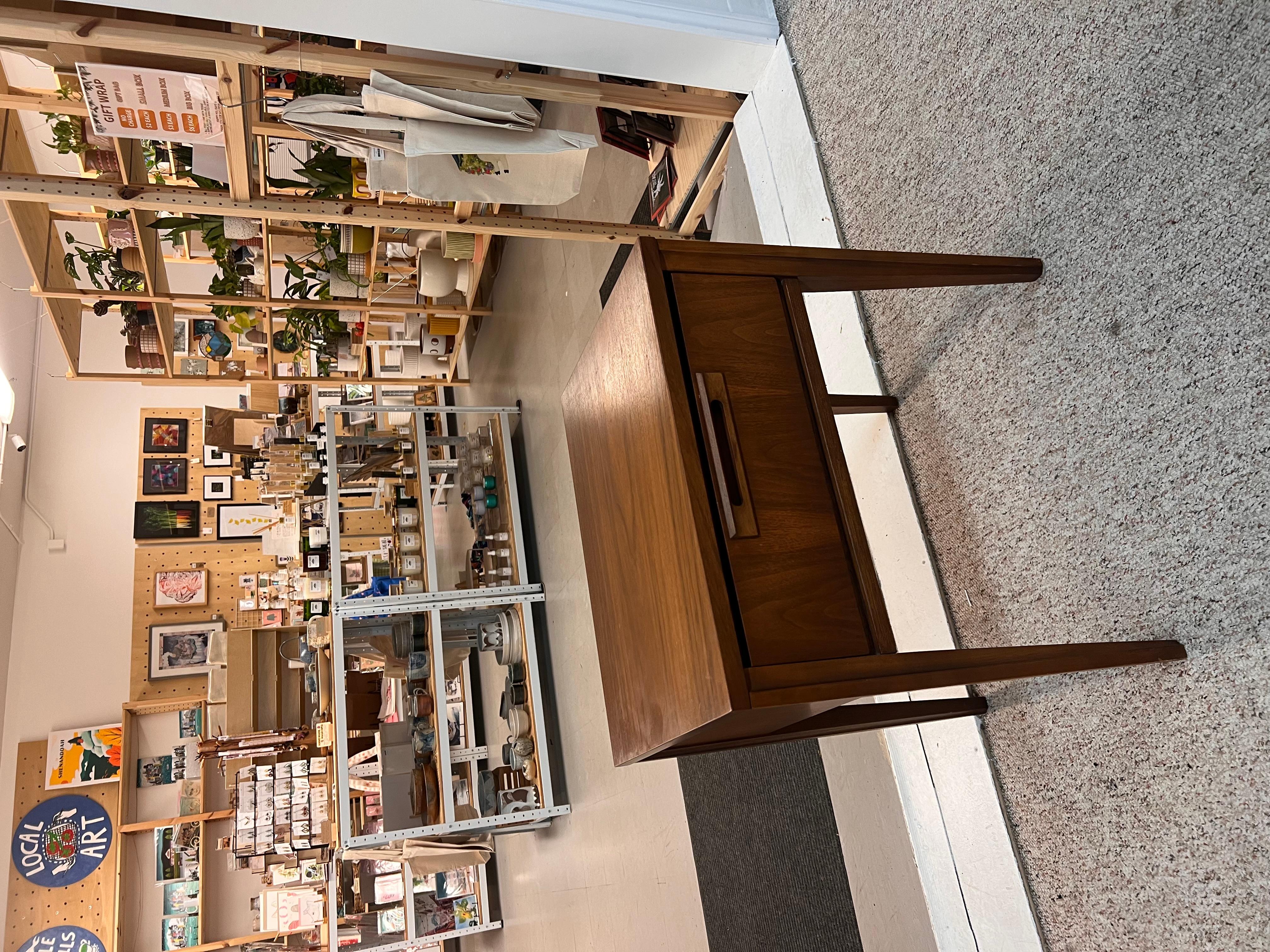 Vintage Mid Century Solid Walnut Dresser and End Table Set Dovetailed Drawers. en vente 3