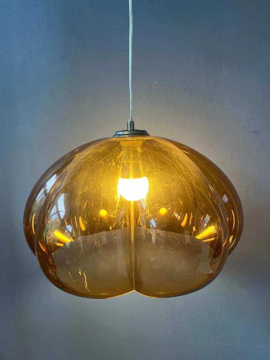 Lampe suspendue vintage par Herda avec abat-jour en forme de fleur de l'ère spatiale. La lampe se compose d'un abat-jour transparent de couleur cuivre en forme de fleur. La lampe nécessite une ampoule E27 (standard).

Dimensions : 
ø Abat-jour : 45