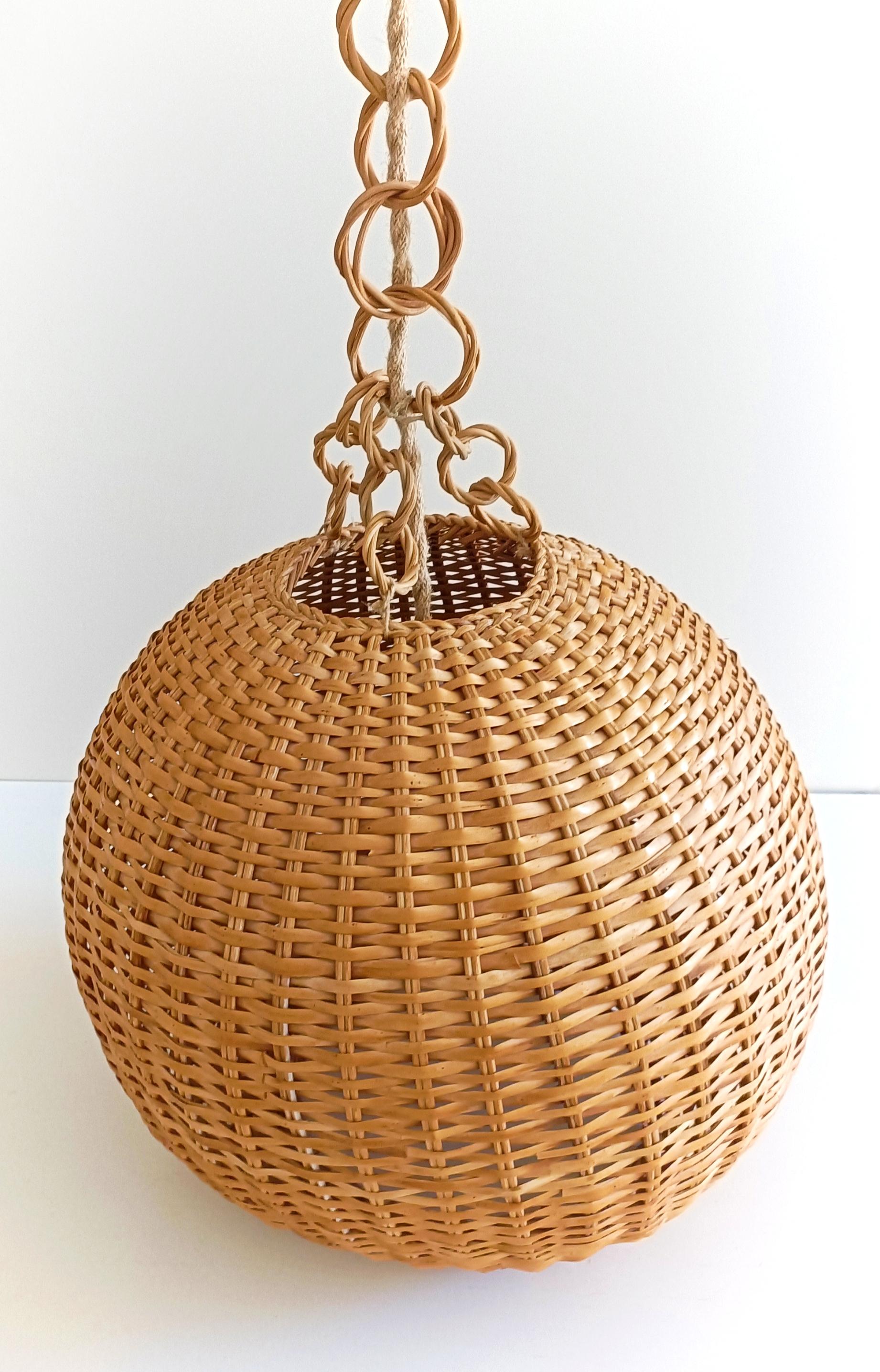 Tissé à la main Lampe suspendue en osier et rotin, Espagne, années 1950