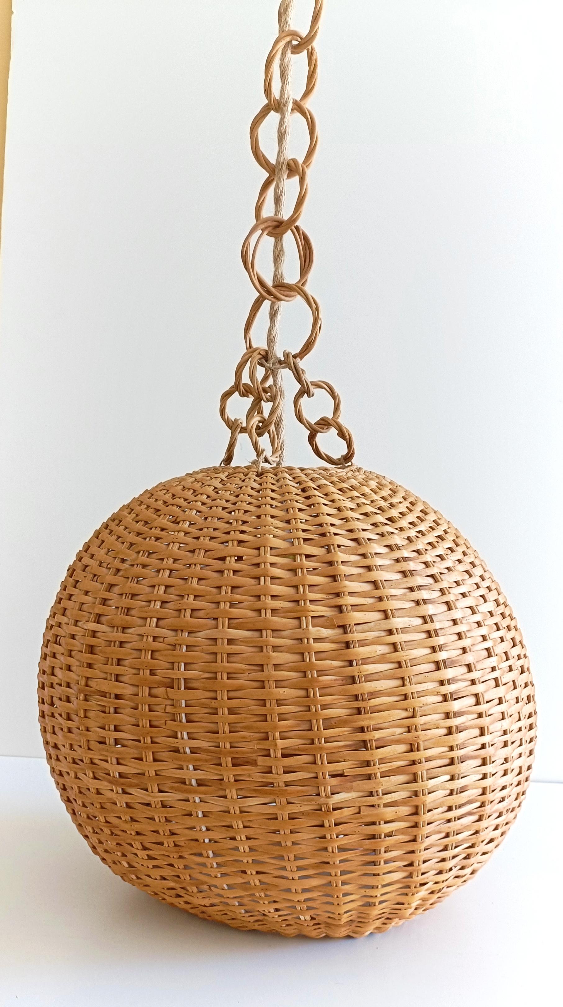Milieu du XXe siècle Lampe suspendue en osier et rotin, Espagne, années 1950