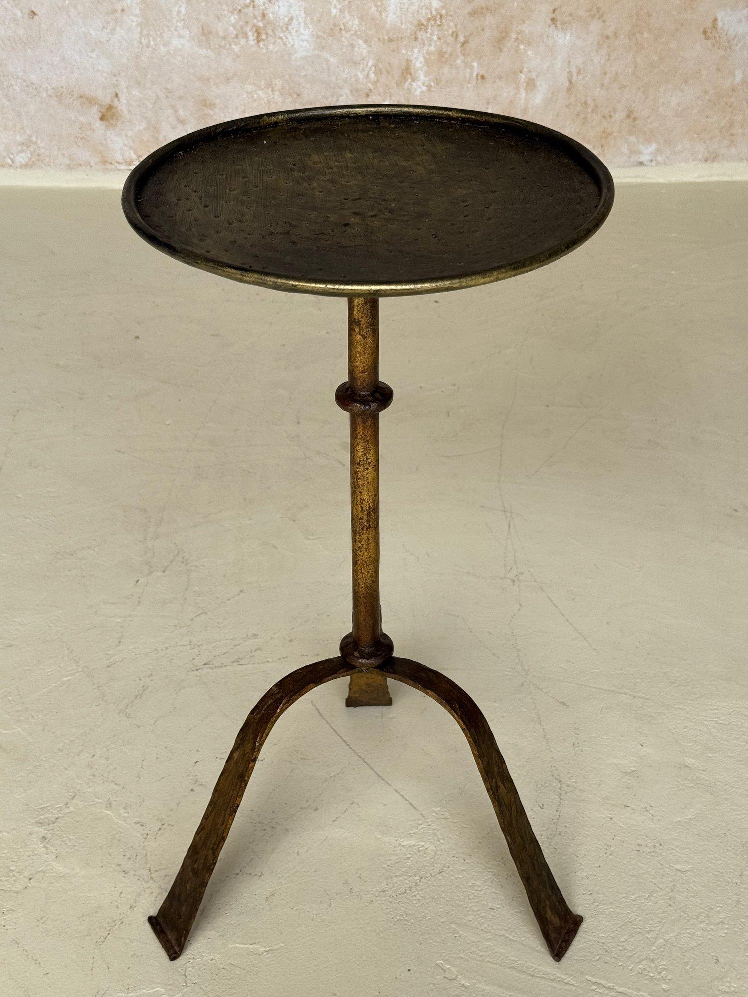 Table à boissons espagnole vintage du milieu du siècle dernier avec pieds martelés en vente 3
